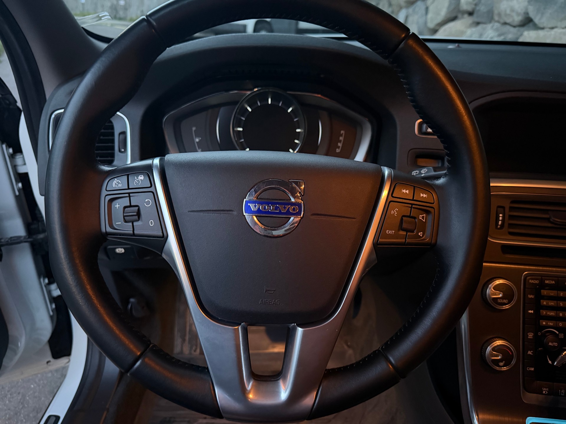 VOLVO V60 D6 AWD Plug-in Hybrid Momentum Geartronic-image-11