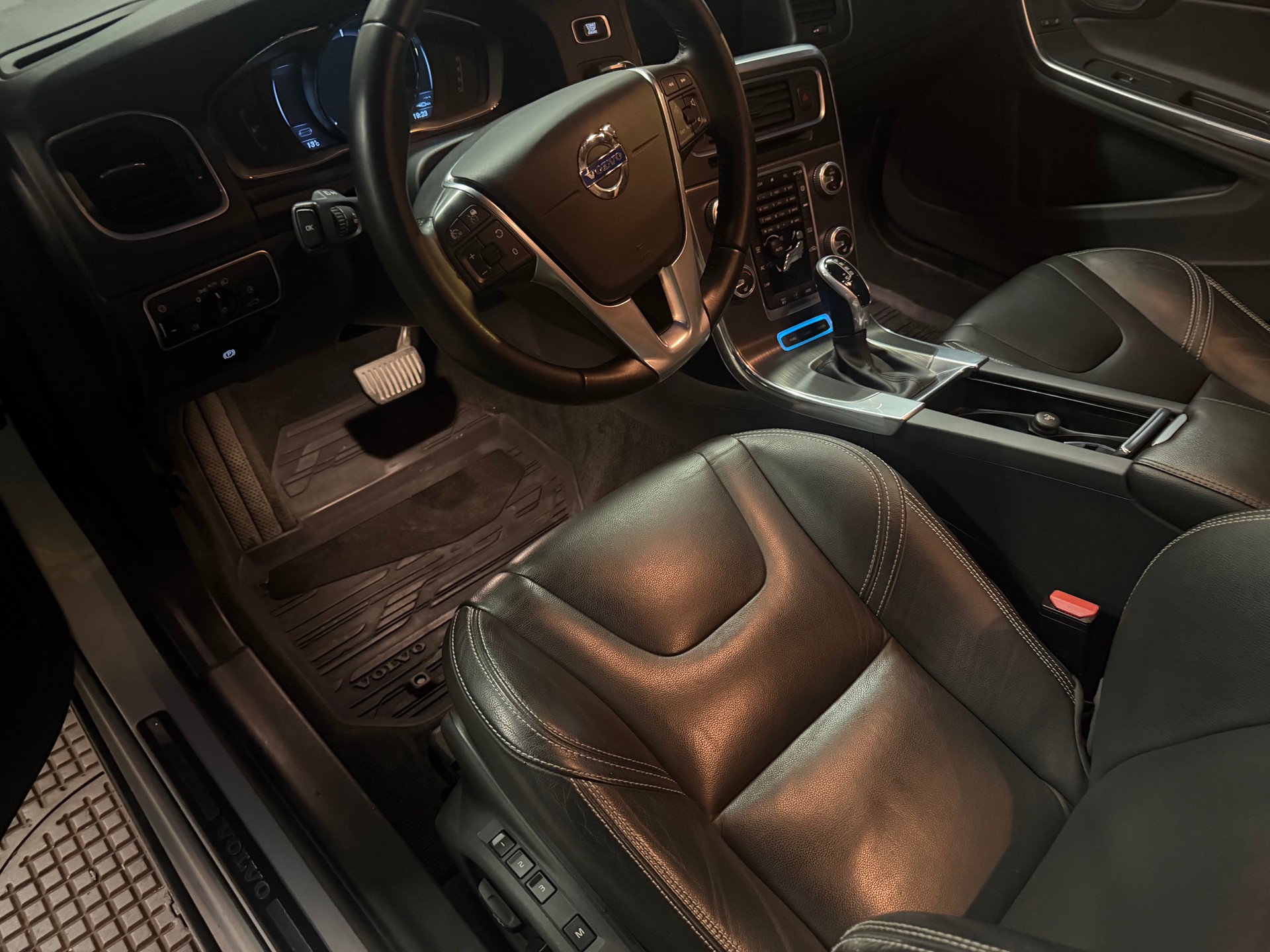 VOLVO V60 D6 AWD Plug-in Hybrid Momentum Geartronic-image-6