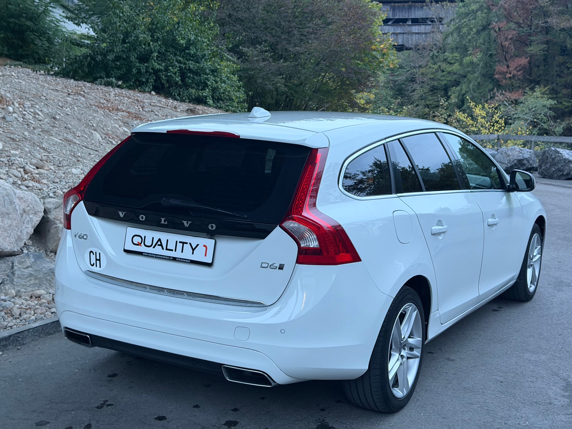 VOLVO V60 D6 AWD Plug-in Hybrid Momentum Geartronic-image-3