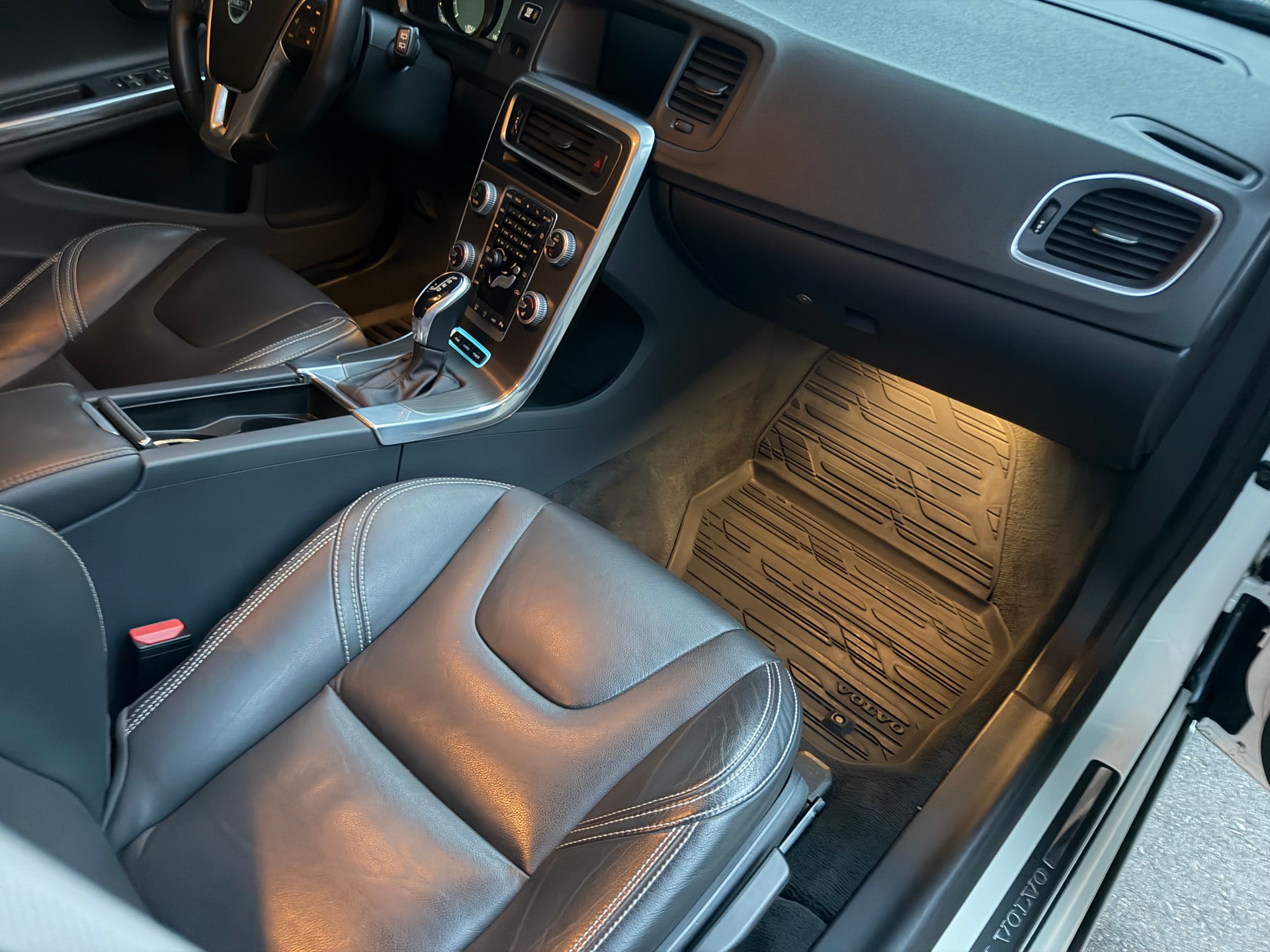 VOLVO V60 D6 AWD Plug-in Hybrid Momentum Geartronic-image-8