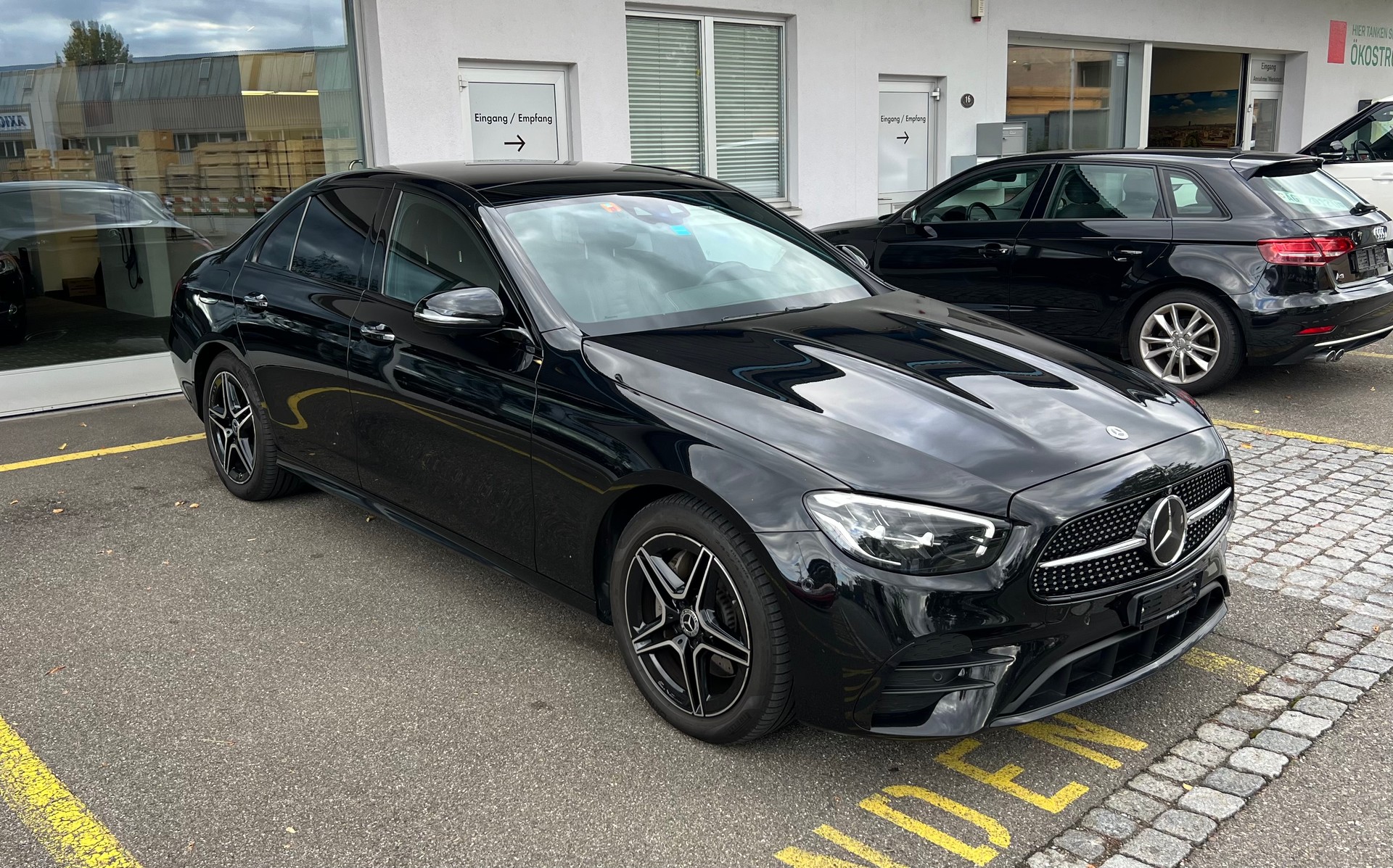 MERCEDES-BENZ E 220 d 4Matic AMG Line 9G-Tronic-image-3