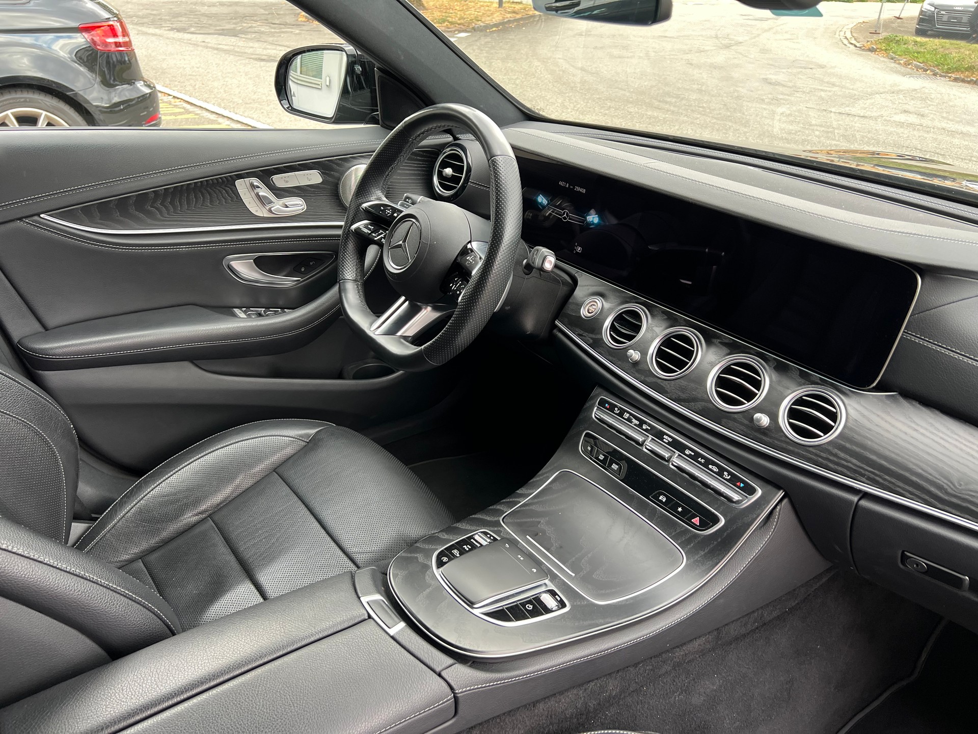 MERCEDES-BENZ E 220 d 4Matic AMG Line 9G-Tronic-image-7
