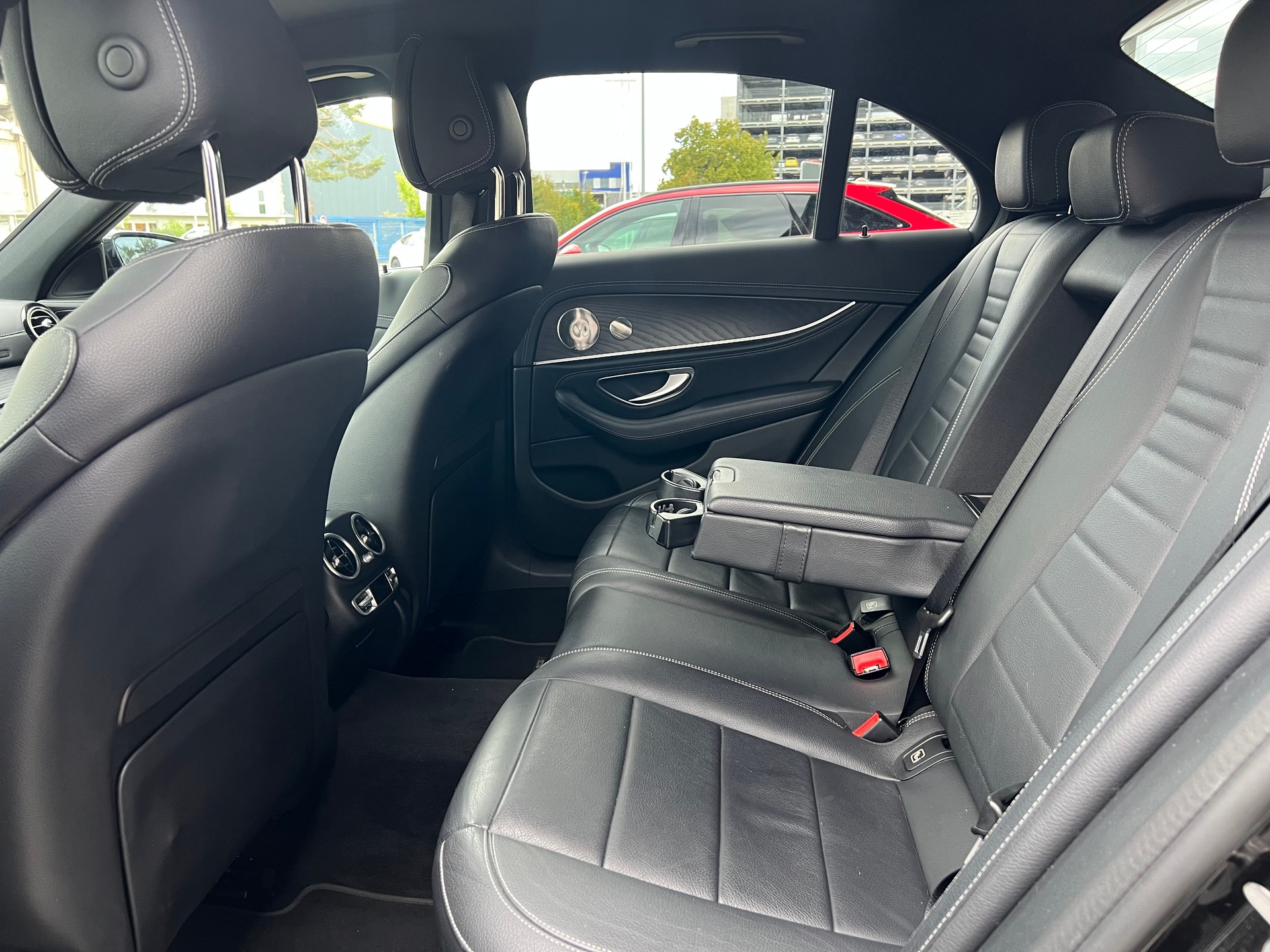 MERCEDES-BENZ E 220 d 4Matic AMG Line 9G-Tronic-image-9