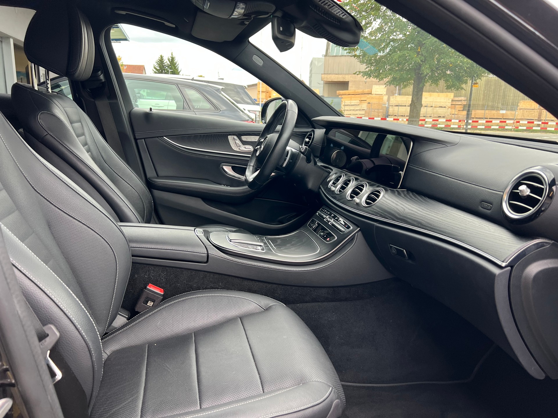 MERCEDES-BENZ E 220 d 4Matic AMG Line 9G-Tronic-image-6