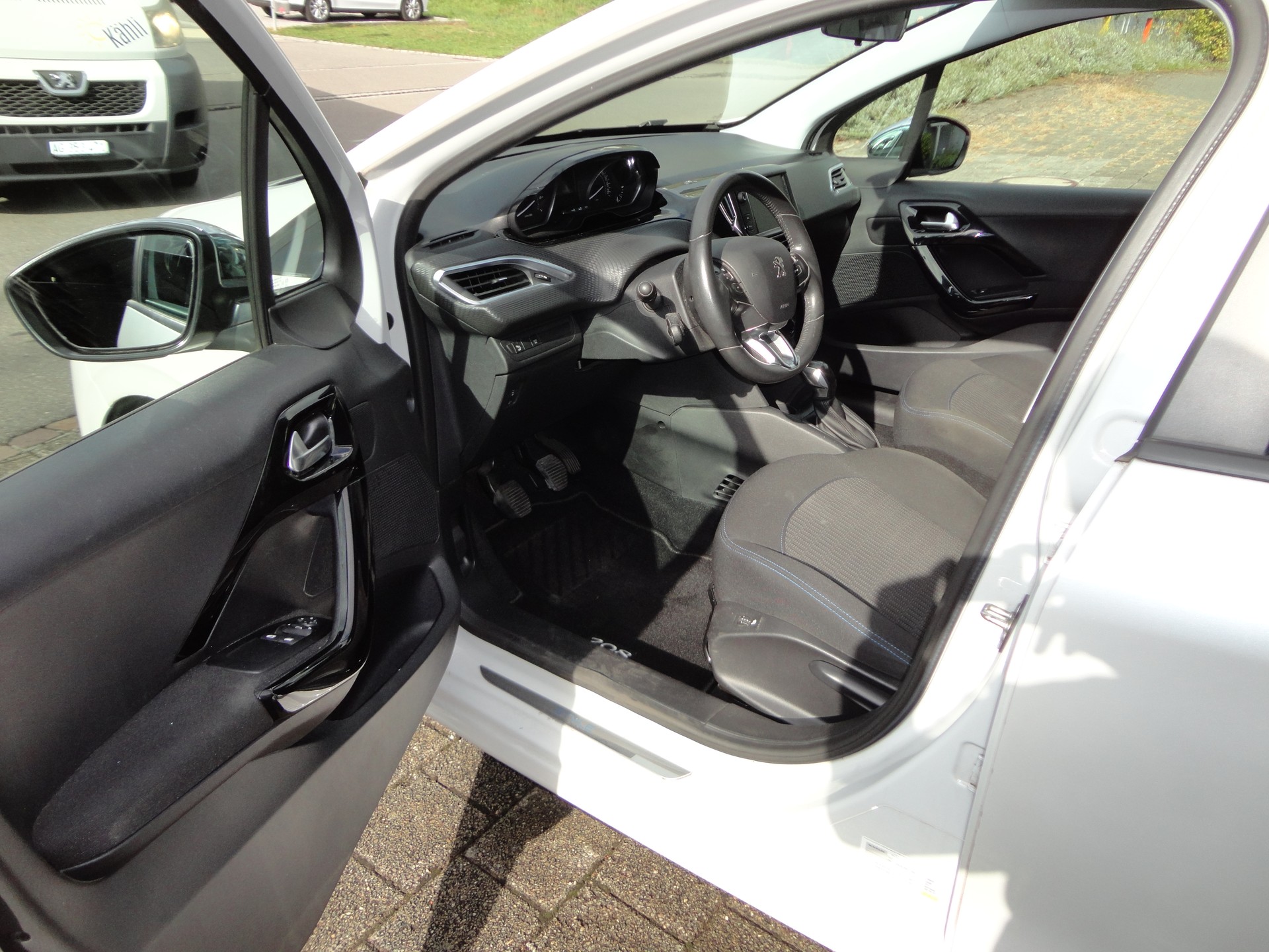 PEUGEOT 208 1.2 PureTech Style-image-8