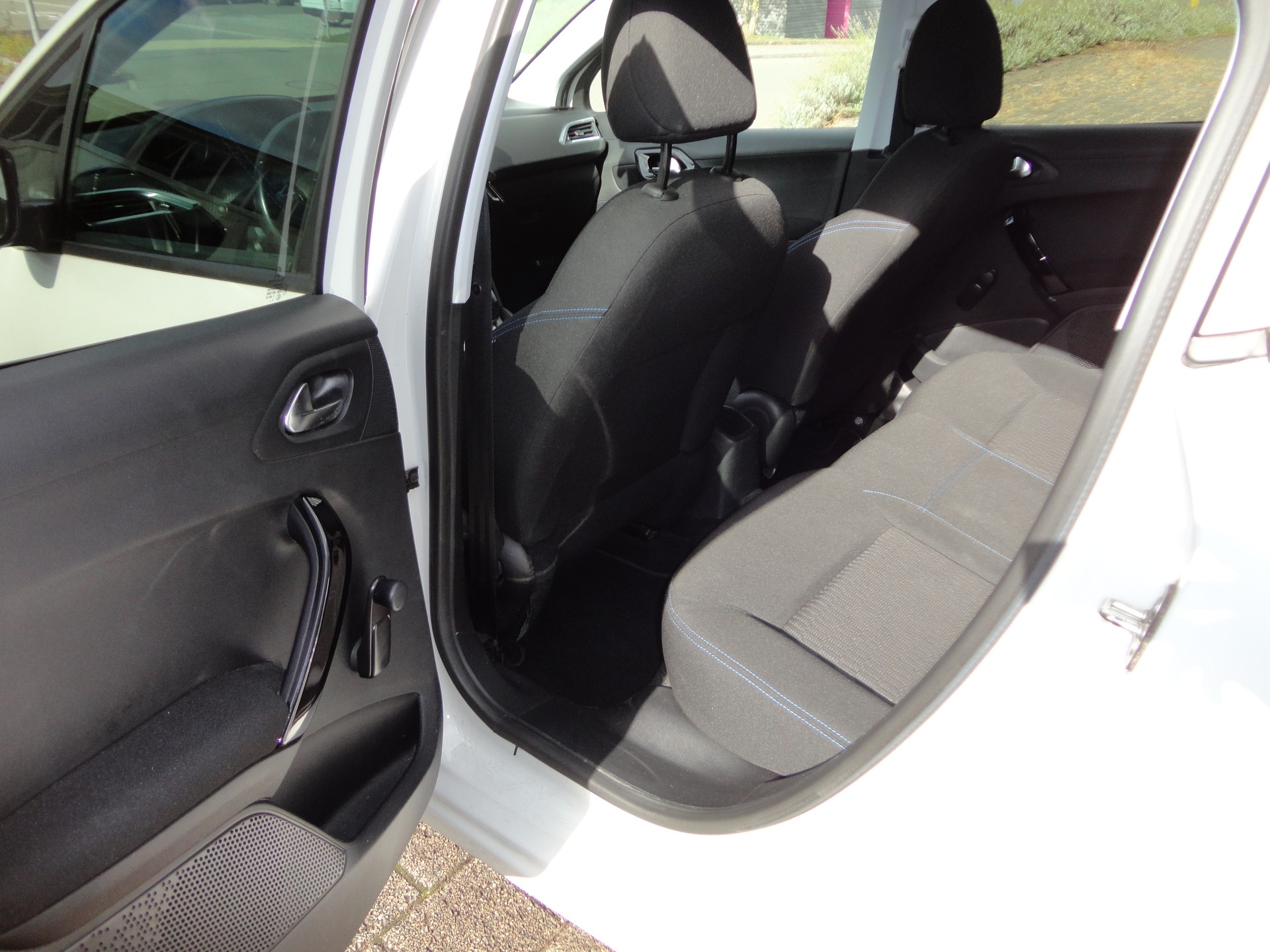 PEUGEOT 208 1.2 PureTech Style-image-9