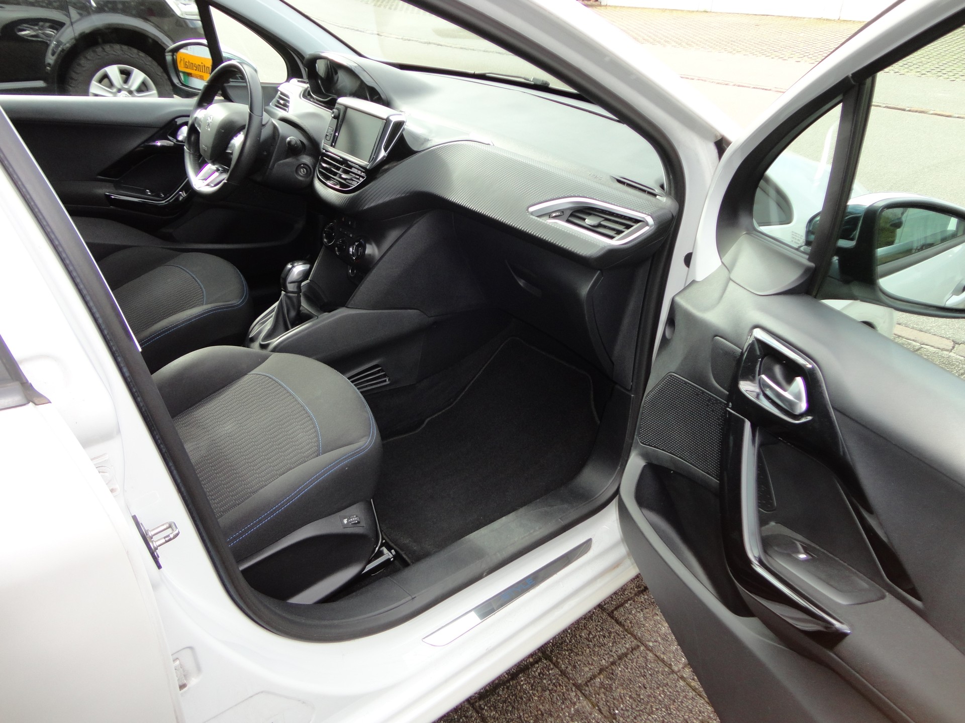PEUGEOT 208 1.2 PureTech Style-image-12