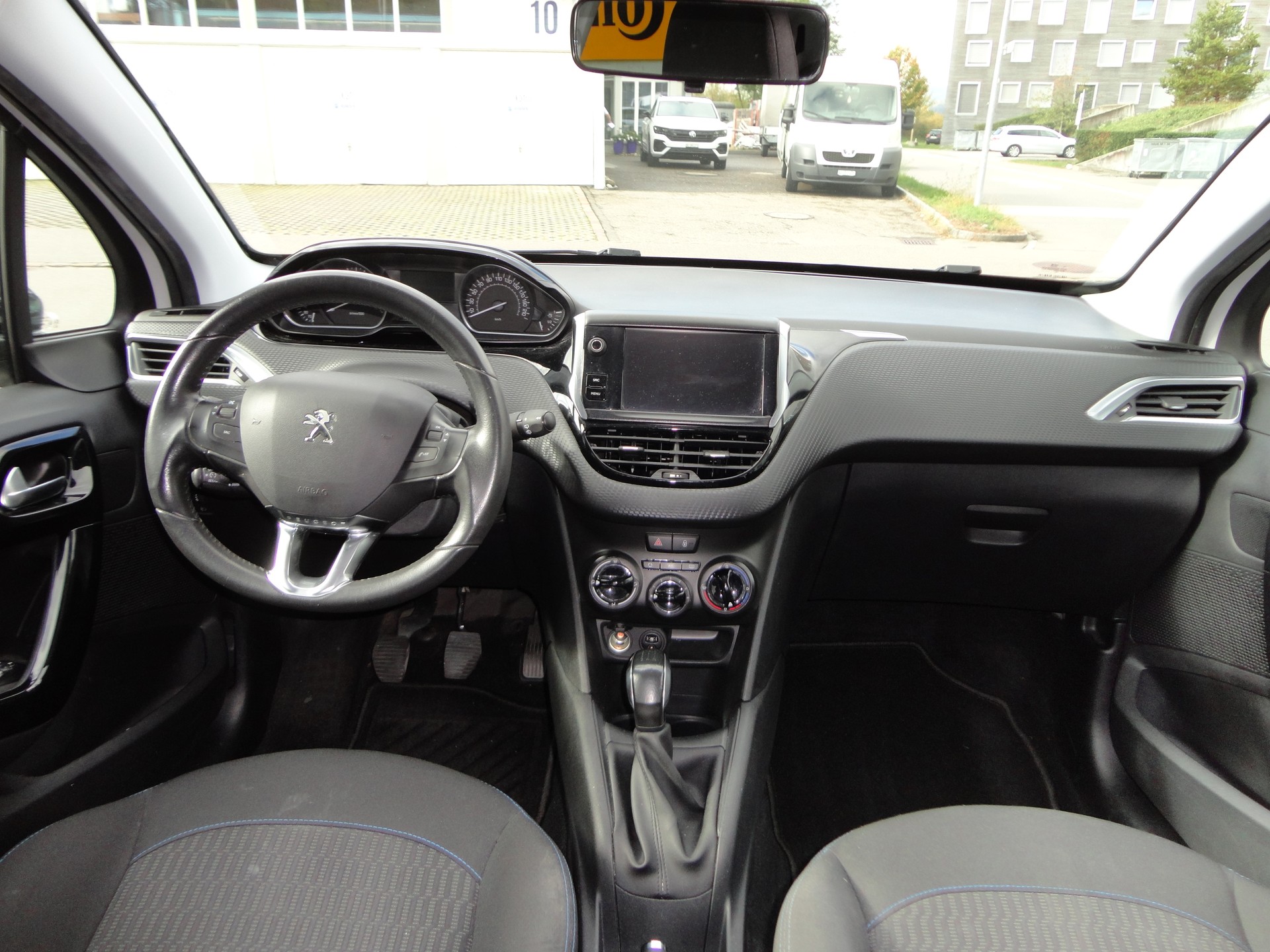 PEUGEOT 208 1.2 PureTech Style-image-13