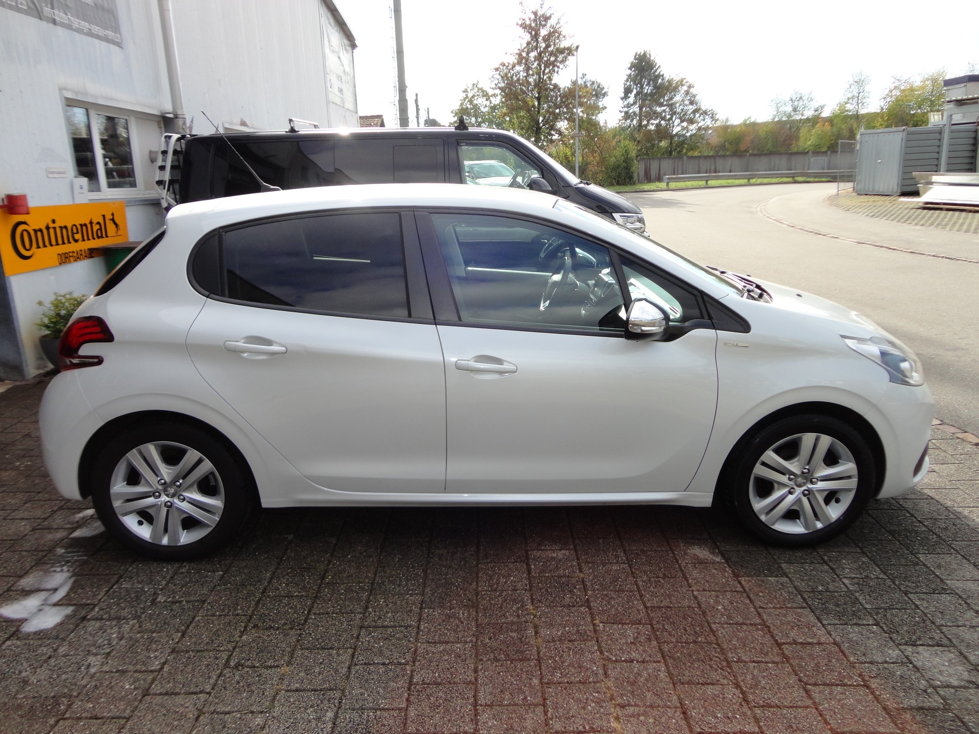 PEUGEOT 208 1.2 PureTech Style-image-5