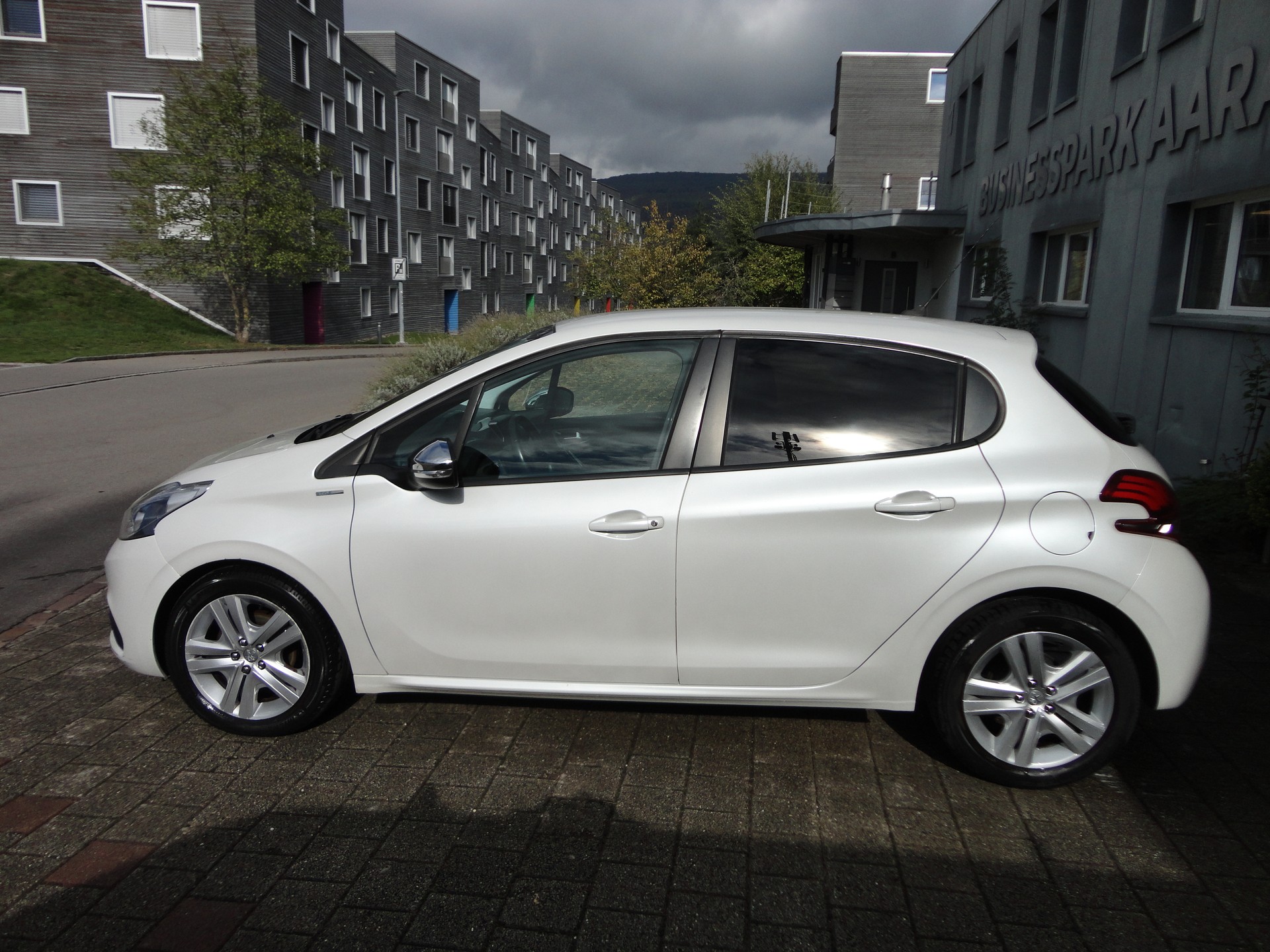 PEUGEOT 208 1.2 PureTech Style-image-1