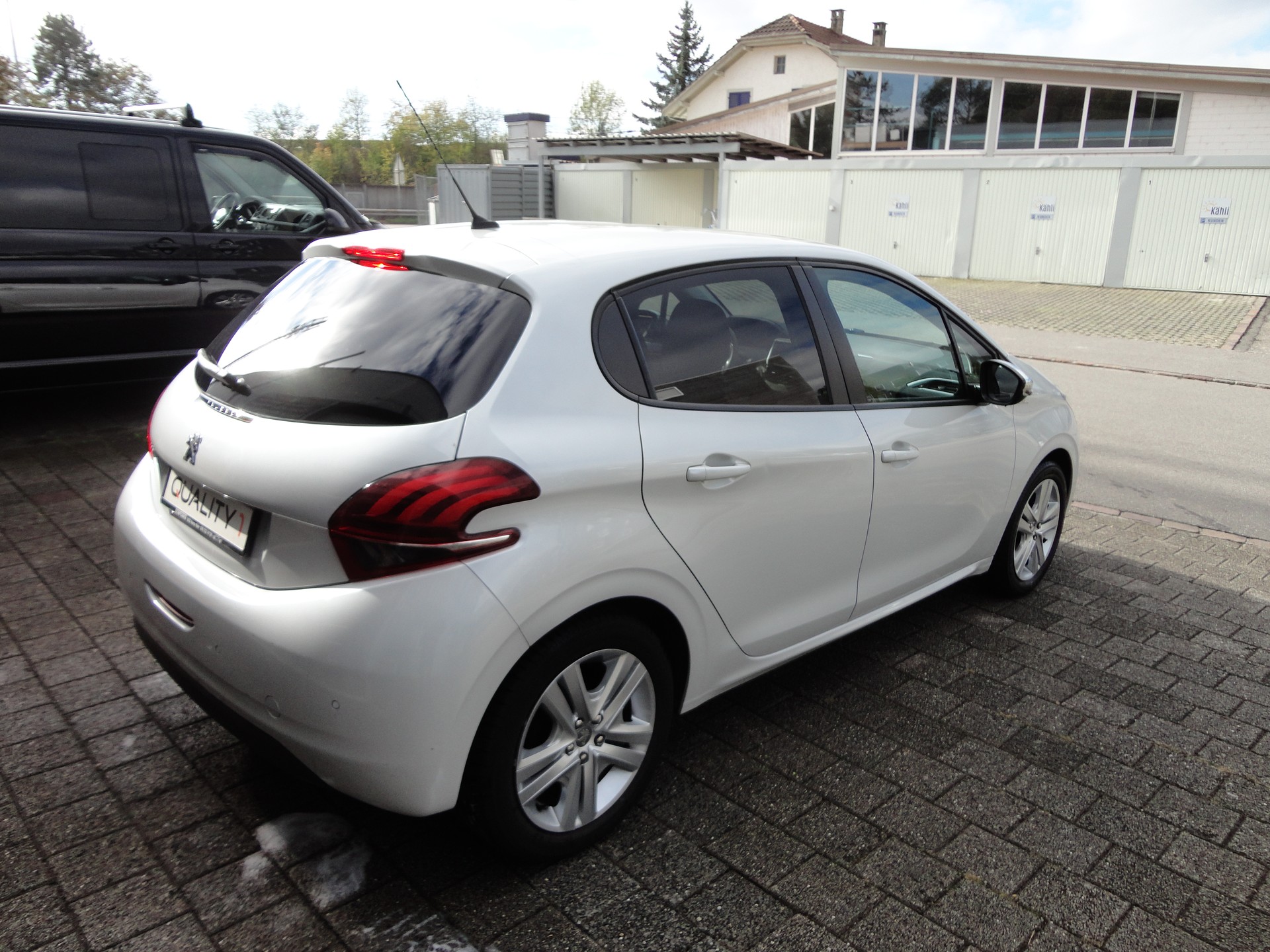PEUGEOT 208 1.2 PureTech Style-image-4