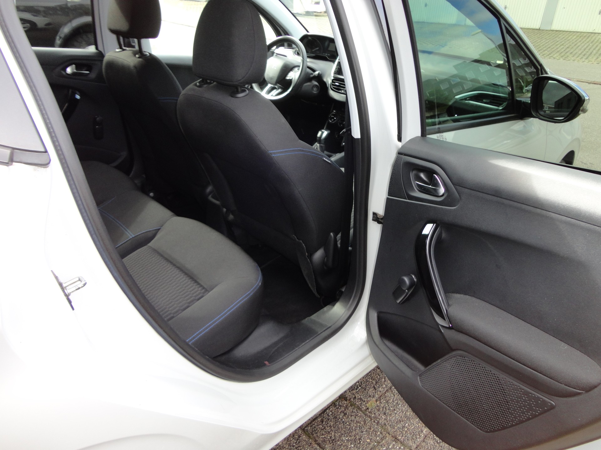 PEUGEOT 208 1.2 PureTech Style-image-11
