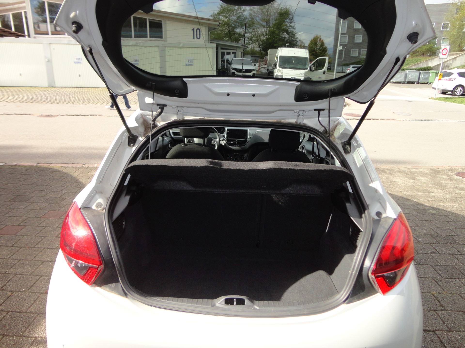 PEUGEOT 208 1.2 PureTech Style-image-10