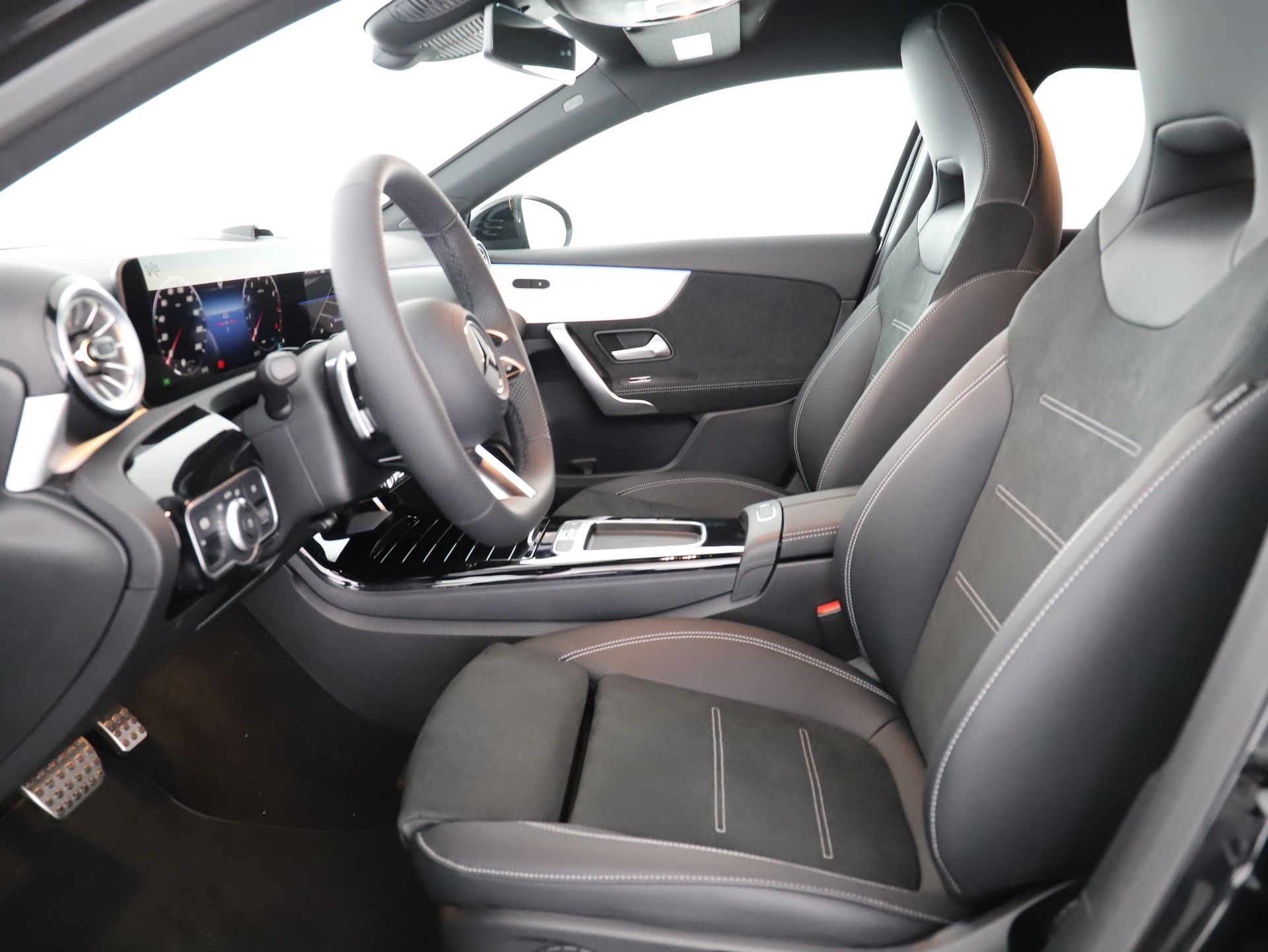 MERCEDES-BENZ A 200 Night Star 7G-DCT-image-8