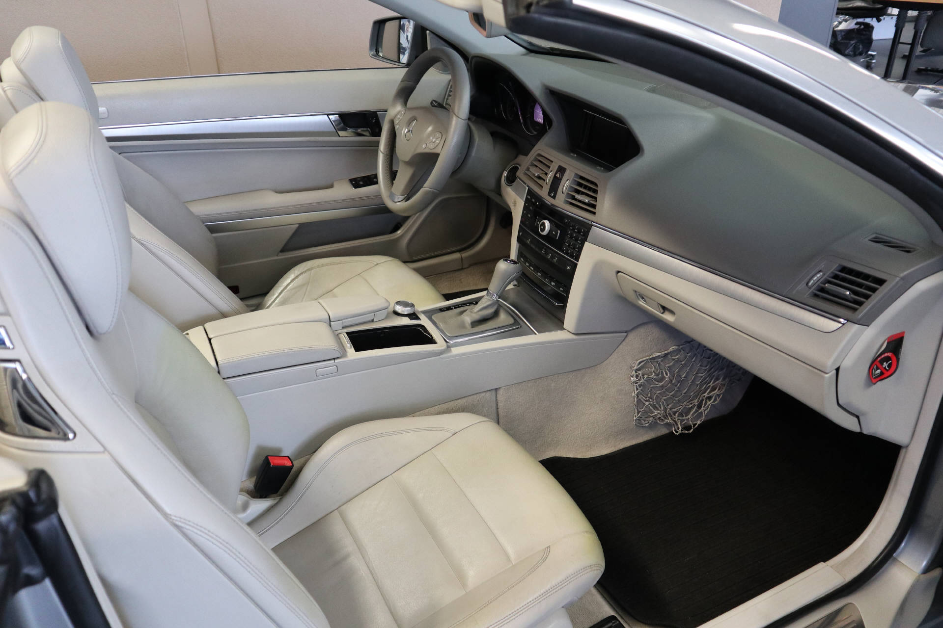 MERCEDES-BENZ E 200 CGI BlueEF Cabriolet-image-8