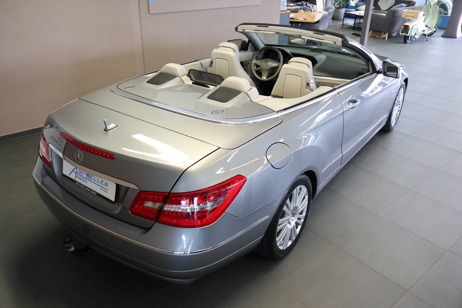 MERCEDES-BENZ E 200 CGI BlueEF Cabriolet-image-7