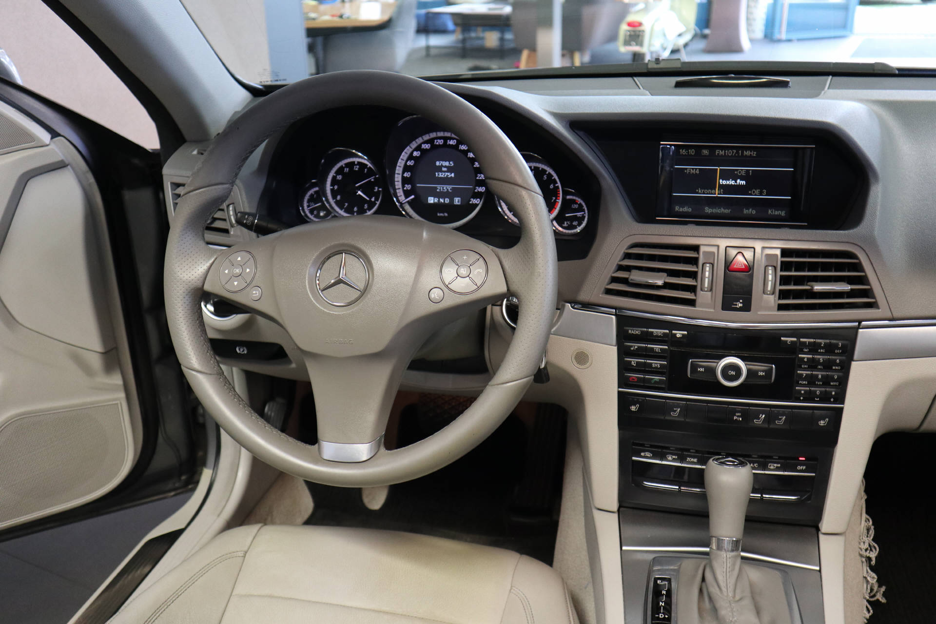 MERCEDES-BENZ E 200 CGI BlueEF Cabriolet-image-12