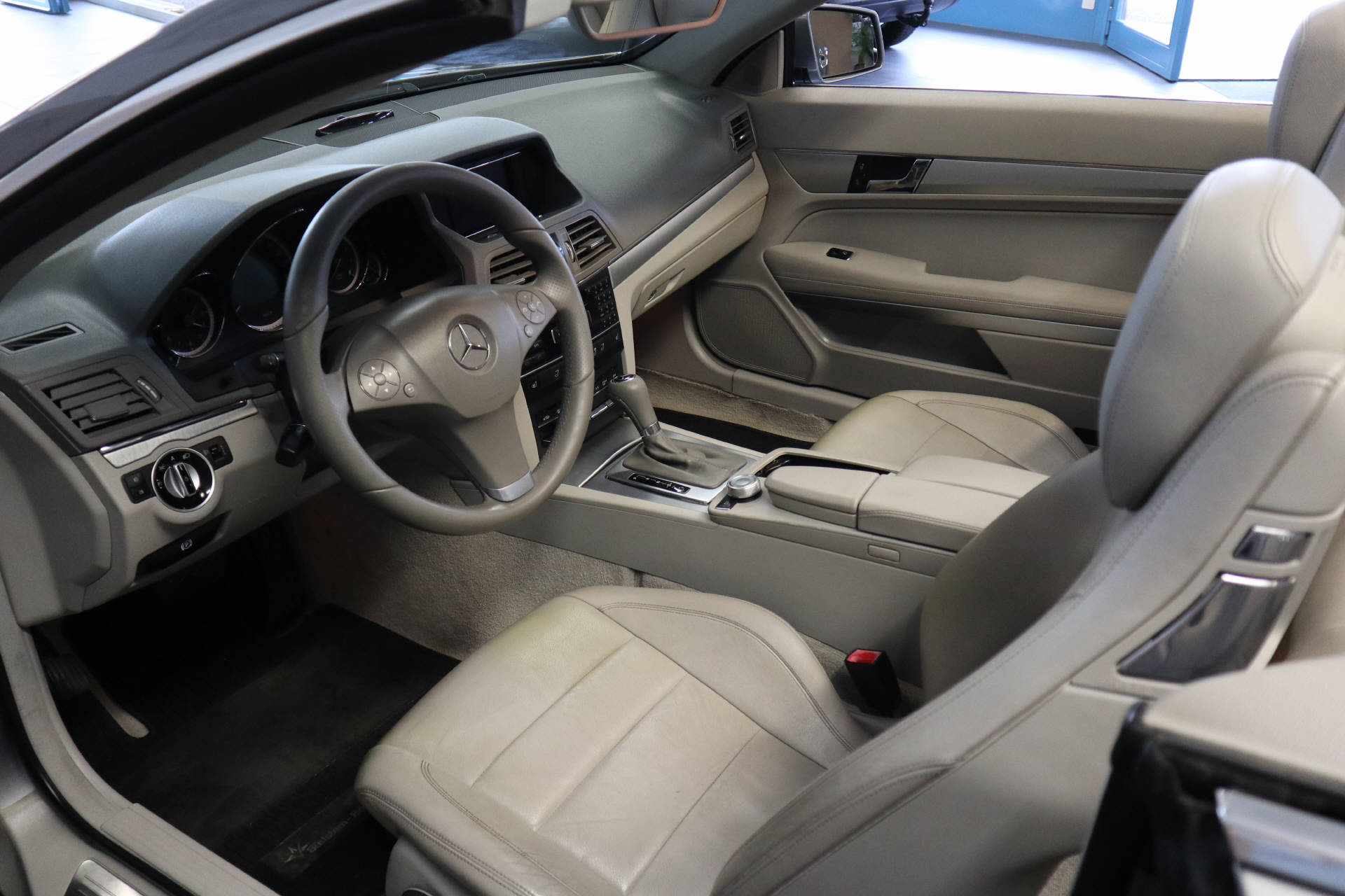 MERCEDES-BENZ E 200 CGI BlueEF Cabriolet-image-11