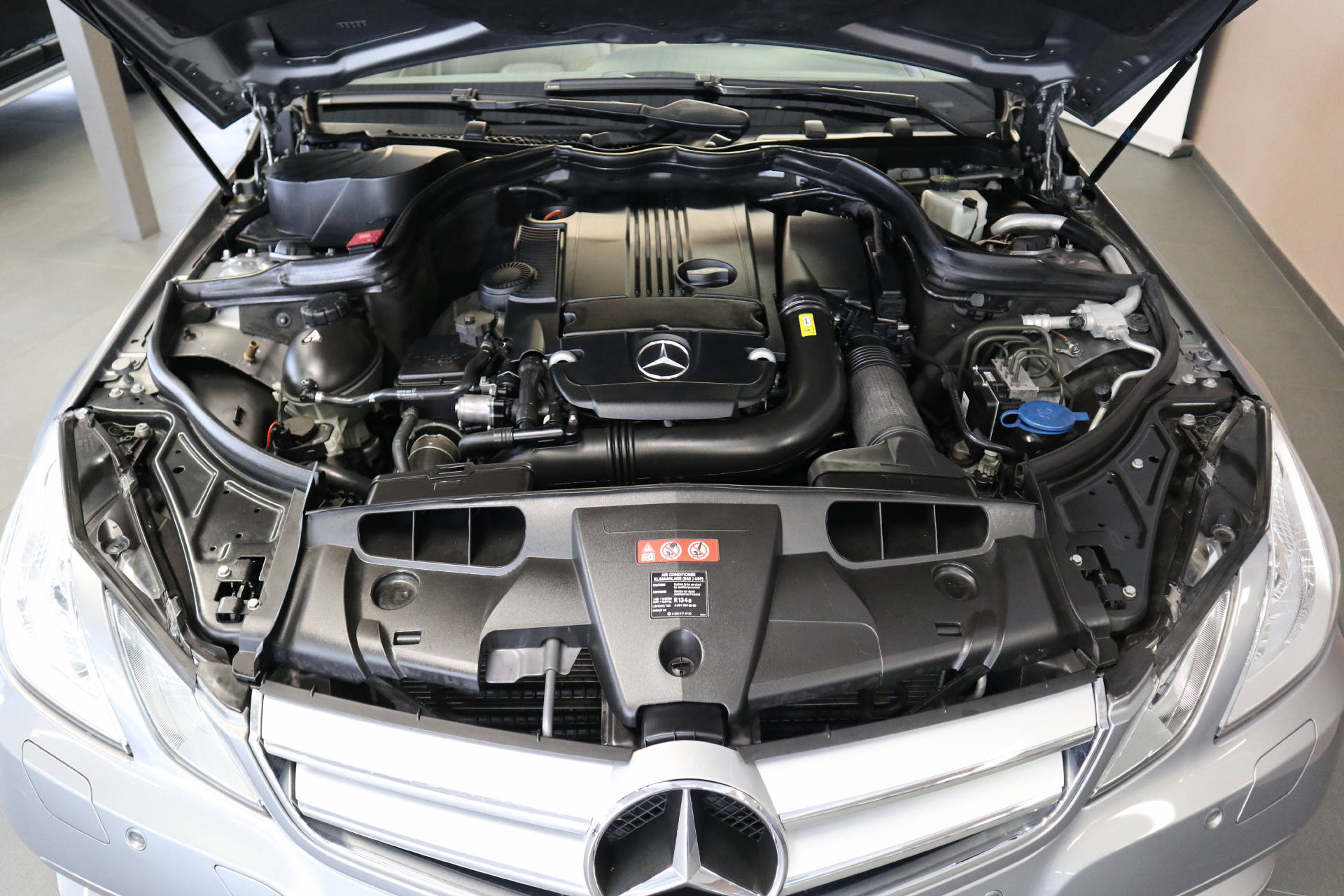 MERCEDES-BENZ E 200 CGI BlueEF Cabriolet-image-14