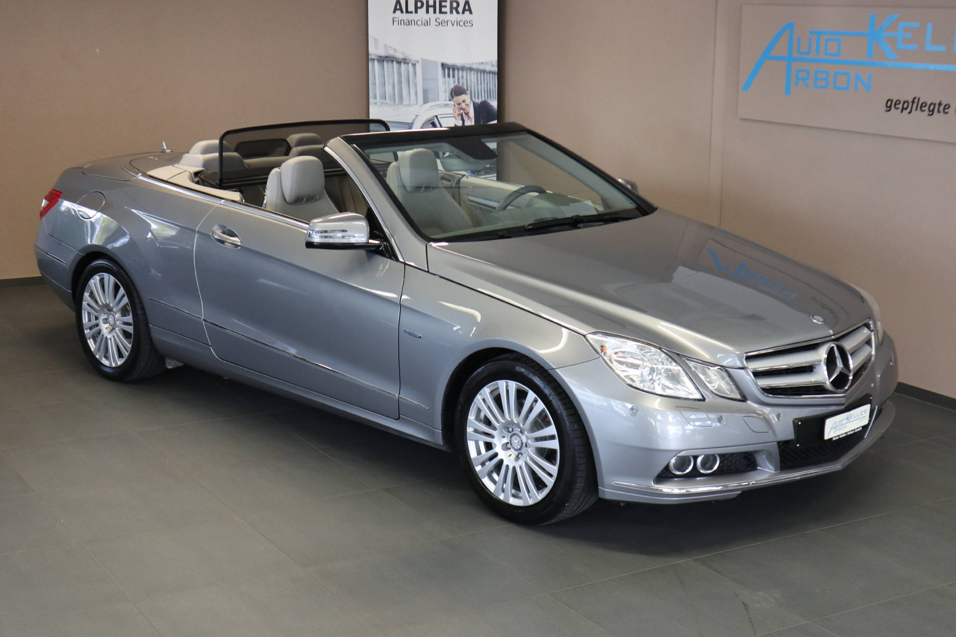 MERCEDES-BENZ E 200 CGI BlueEF Cabriolet-image-2
