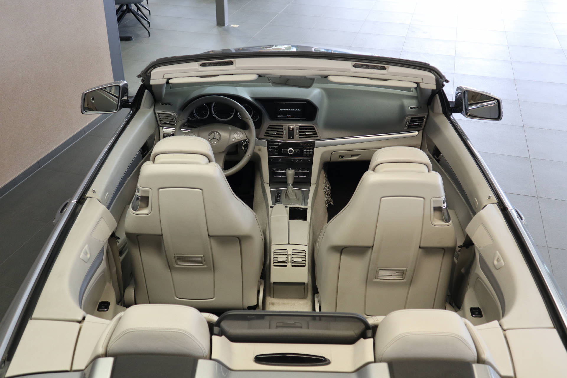 MERCEDES-BENZ E 200 CGI BlueEF Cabriolet-image-10