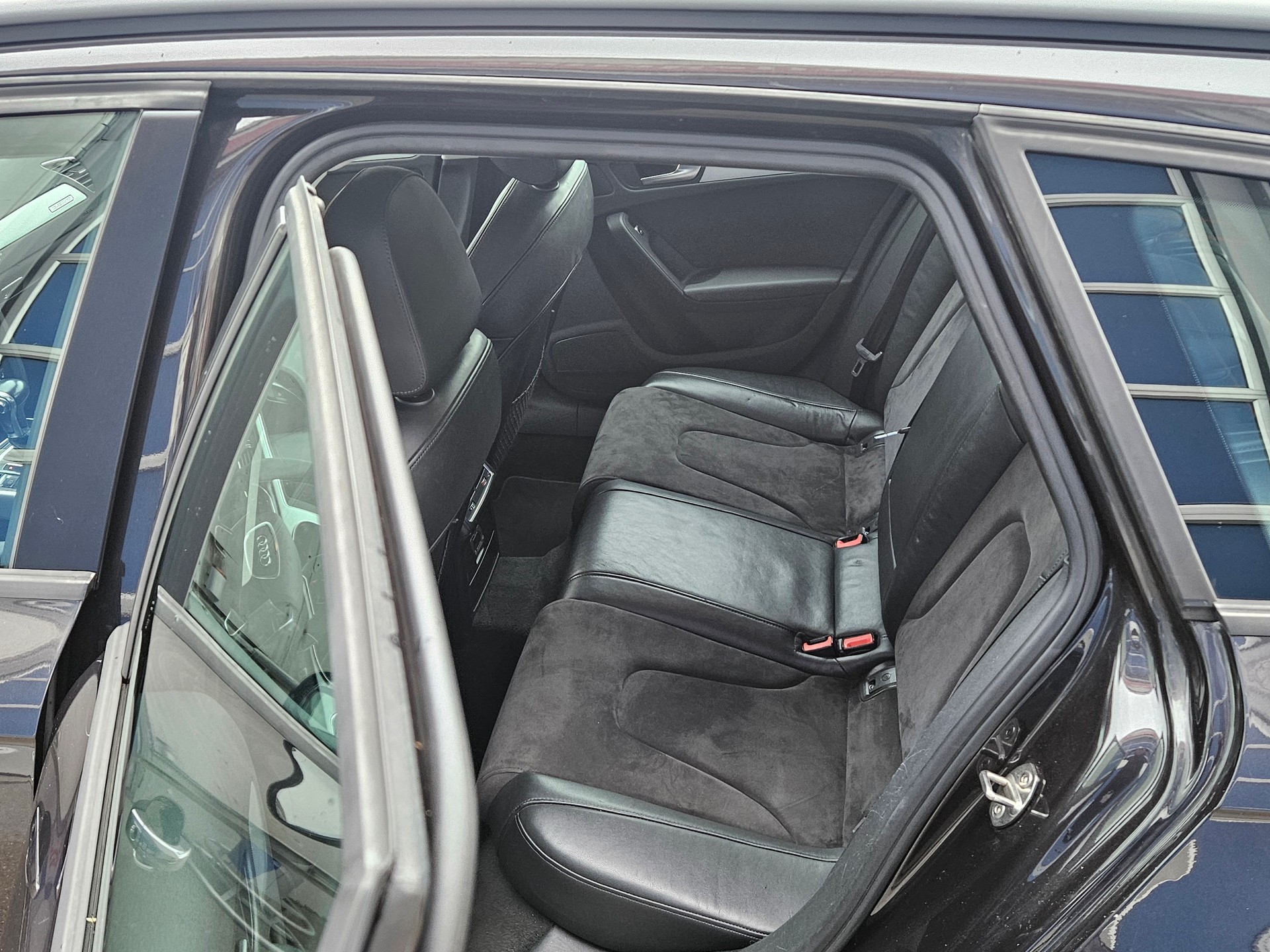 AUDI A4 Avant 2.0 TDI quattro S-tronic-image-10