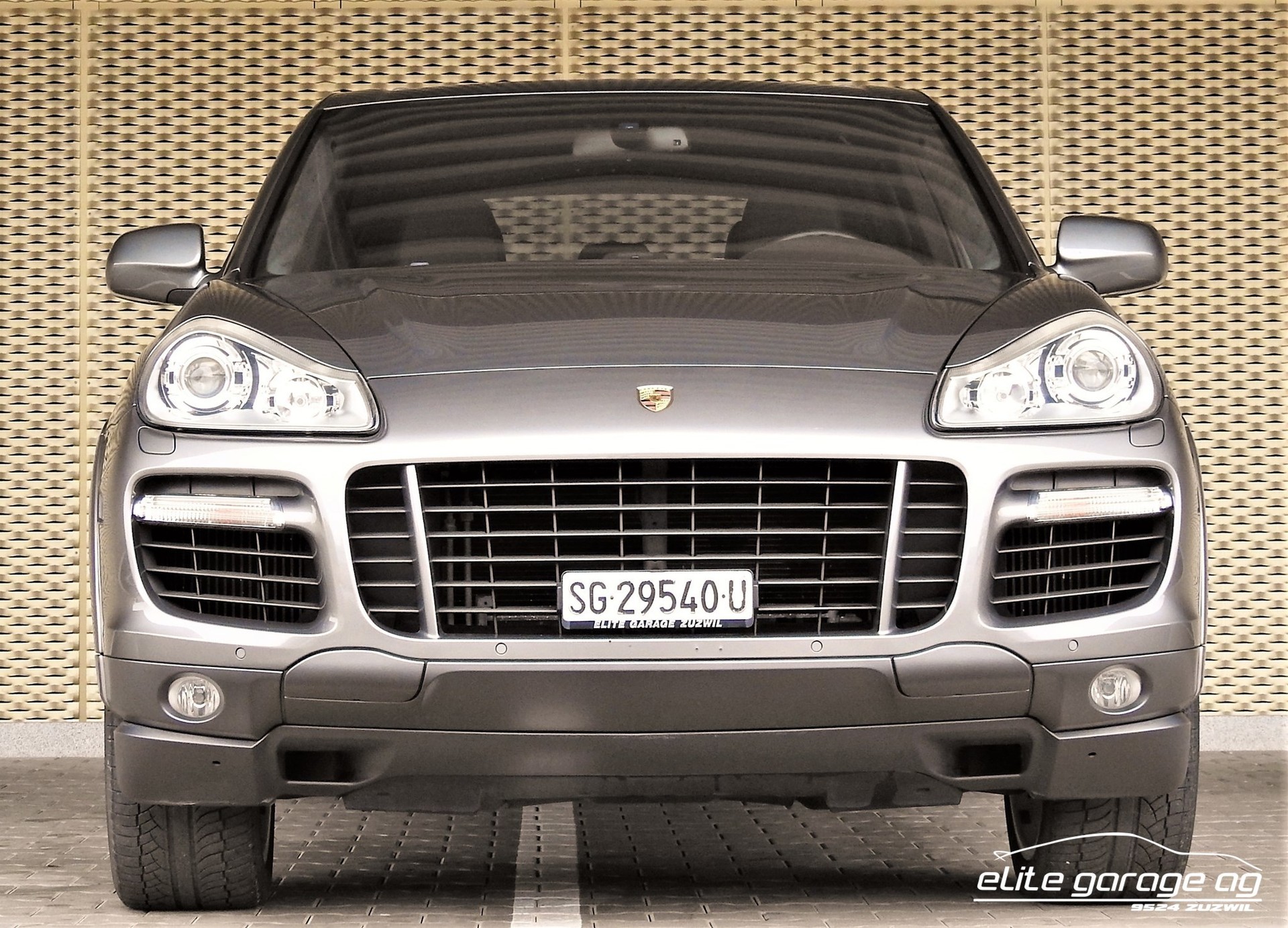 PORSCHE Cayenne Turbo-image-1