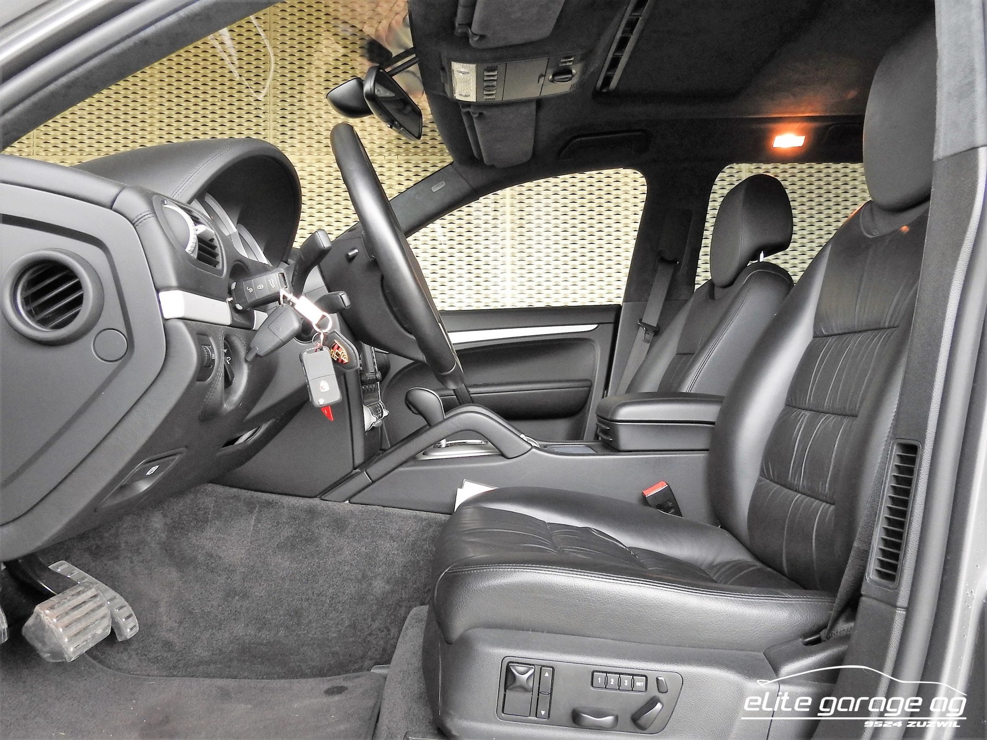 PORSCHE Cayenne Turbo-image-8