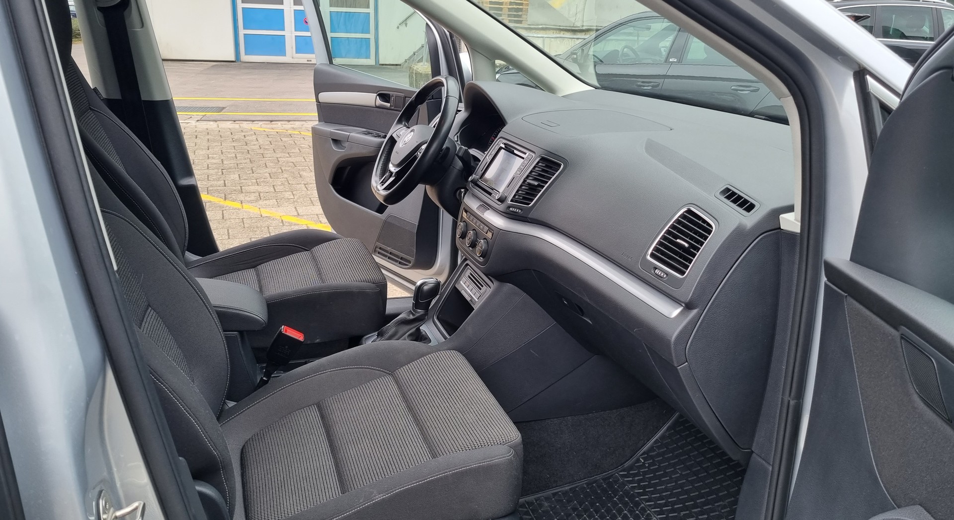 VW Sharan 2.0 TDI 184PS 7 Platzer Comfortline DSG-image-9