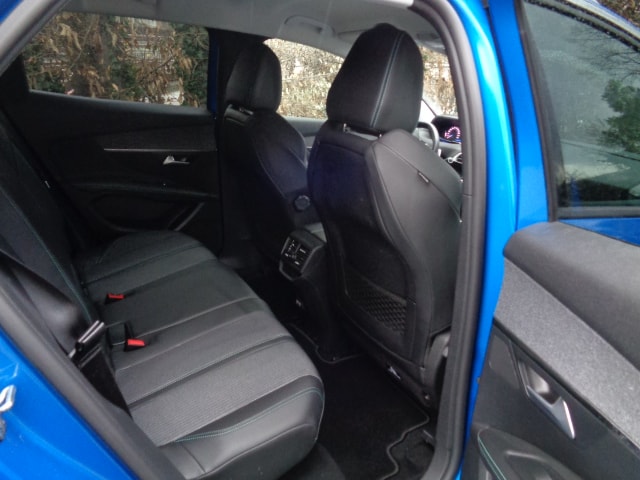 PEUGEOT 3008 1.2 PureTech Allure EAT-image-7