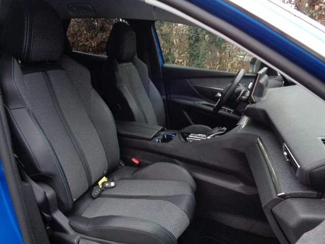 PEUGEOT 3008 1.2 PureTech Allure EAT-image-6