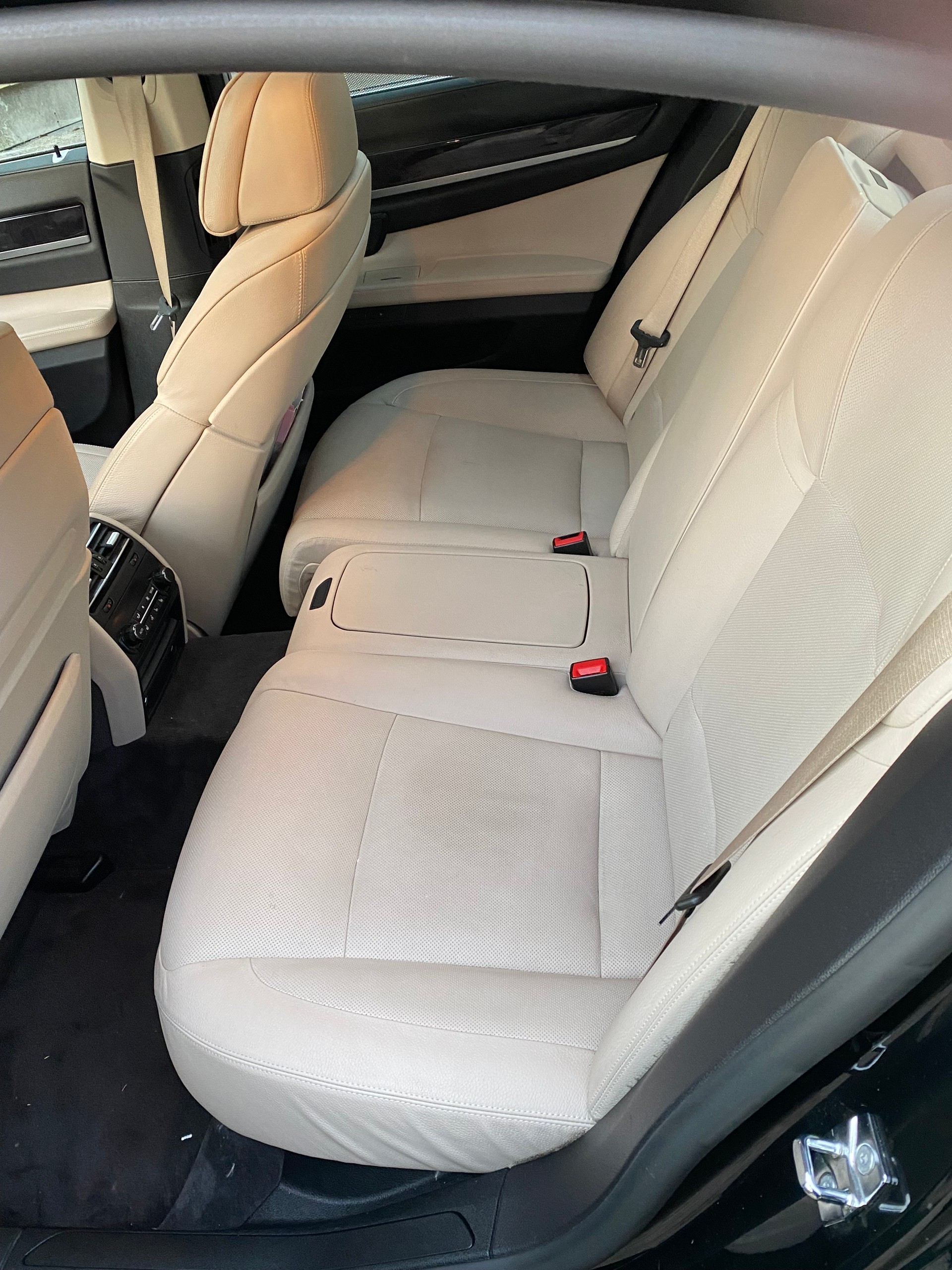 BMW 750i-image-8