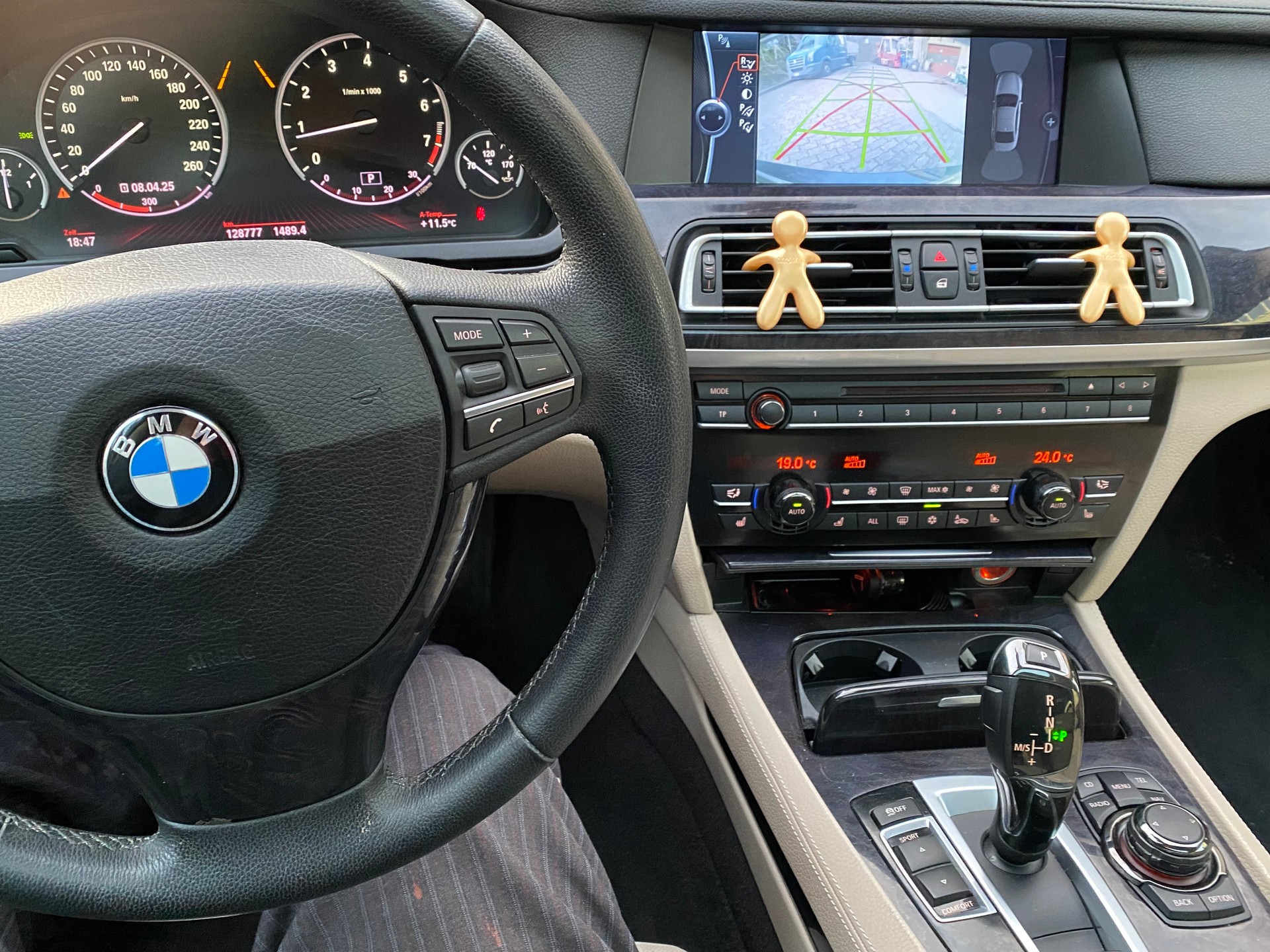 BMW 750i-image-5