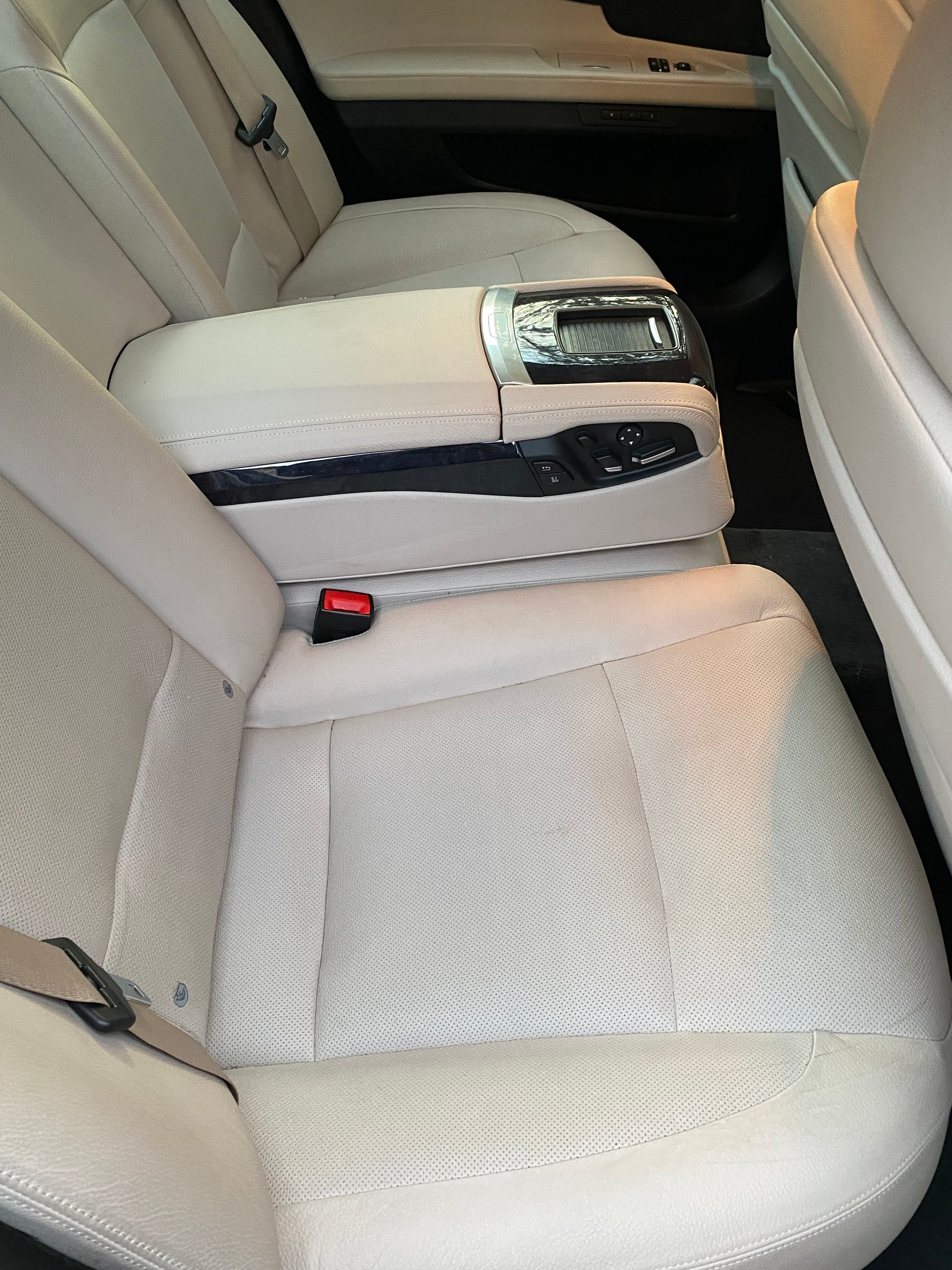 BMW 750i-image-7