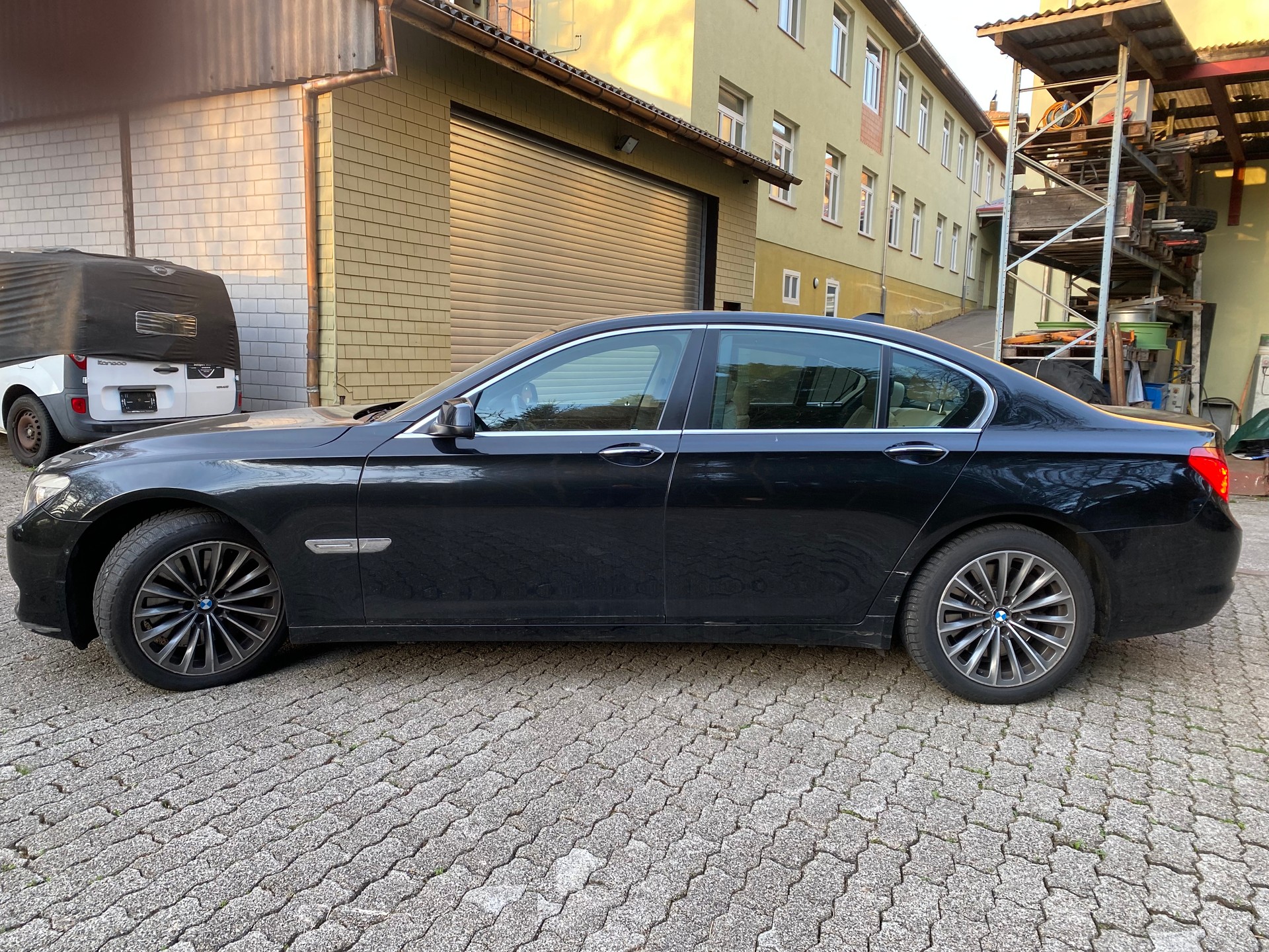 BMW 750i-image-1
