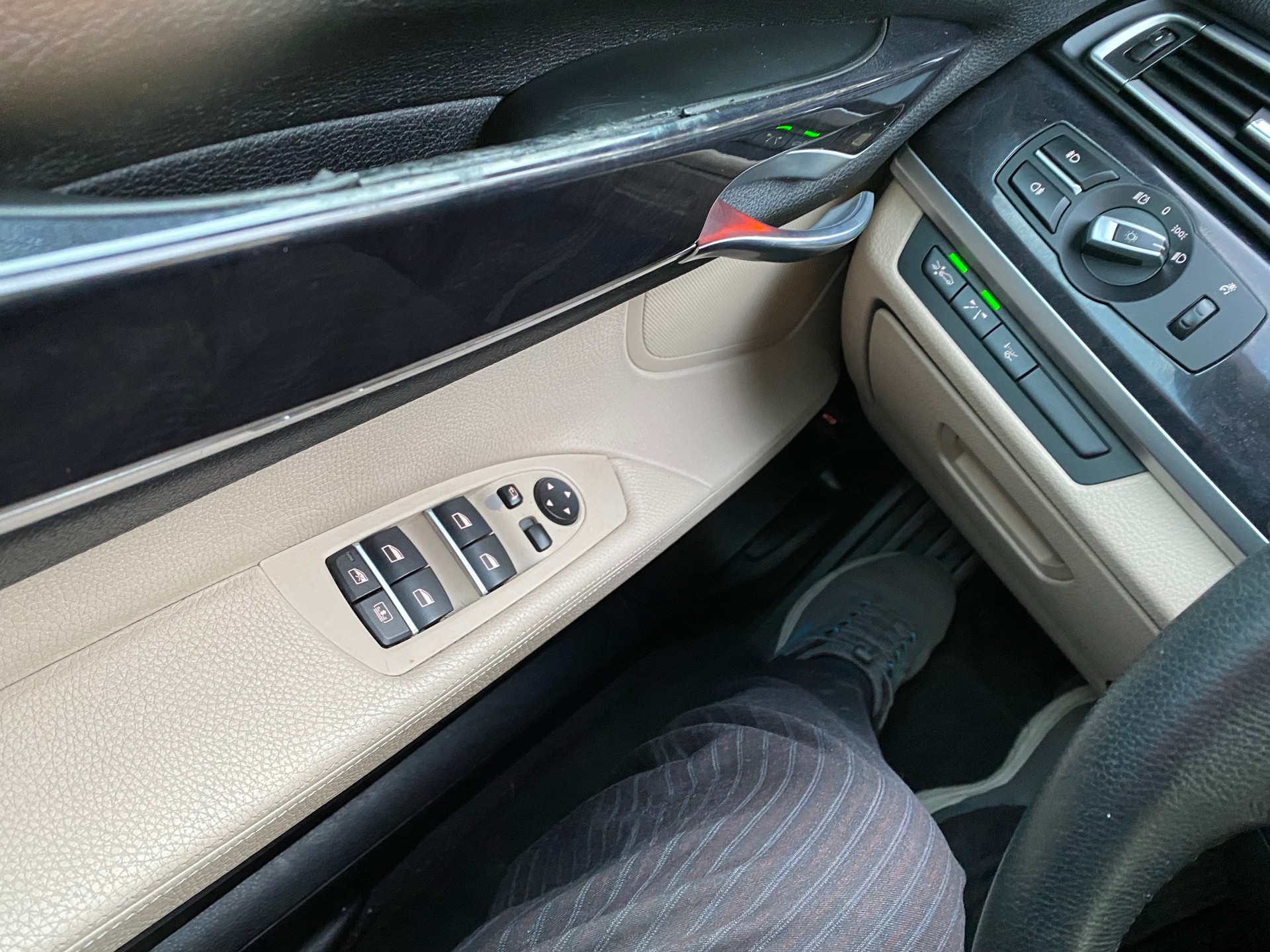 BMW 750i-image-6
