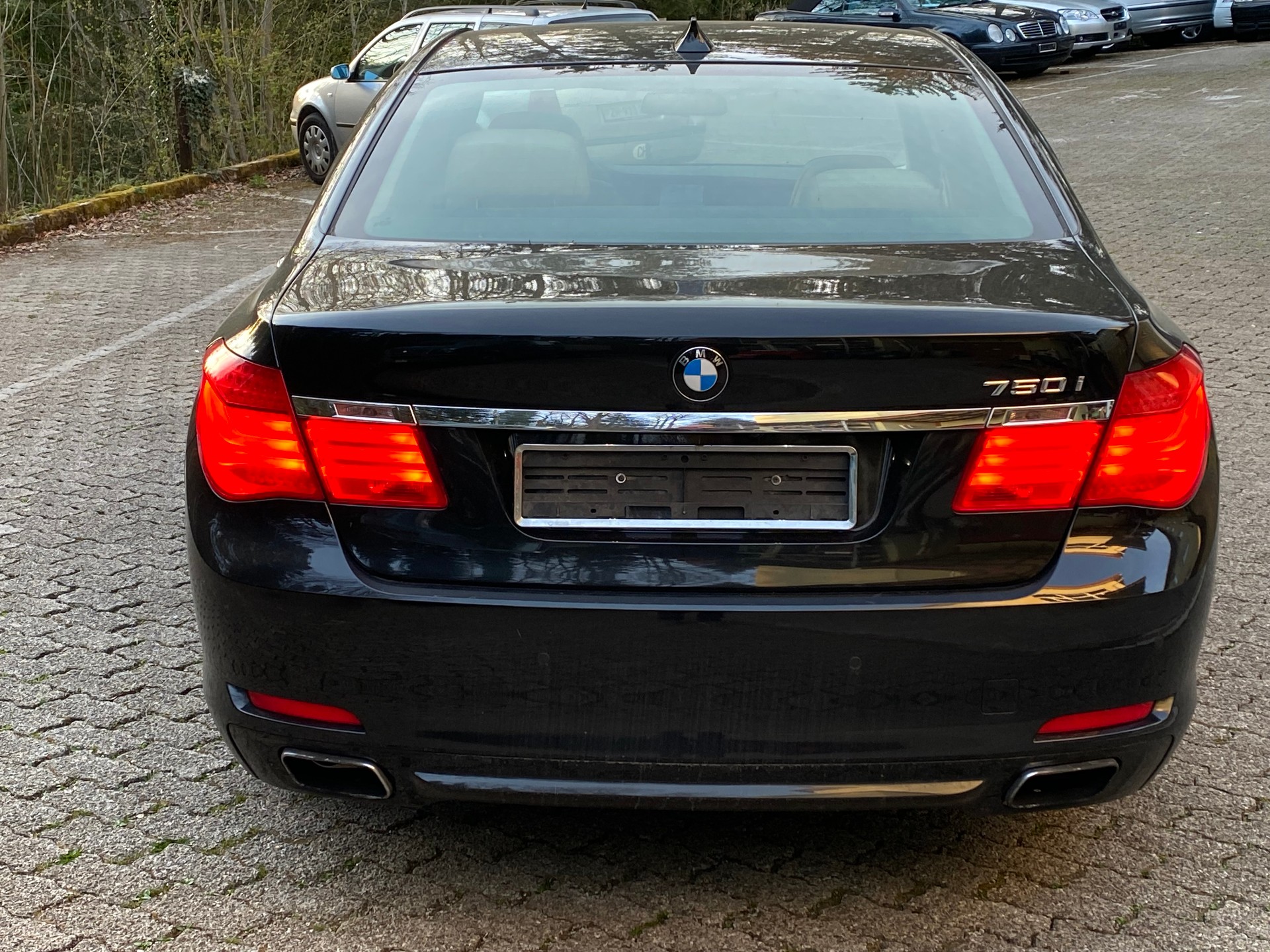 BMW 750i-image-2