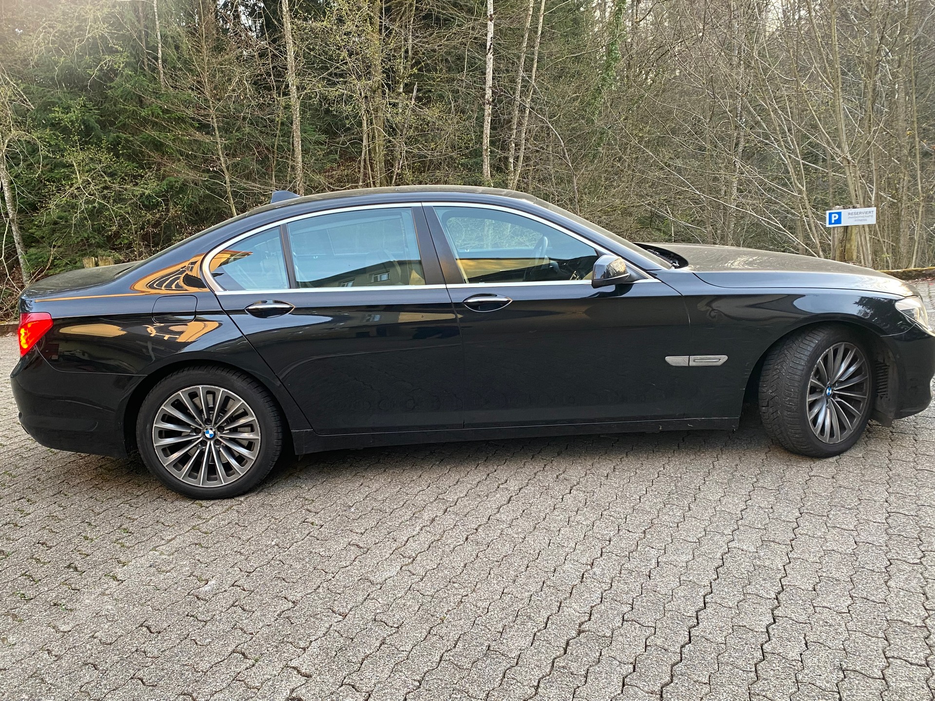 BMW 750i-image-3