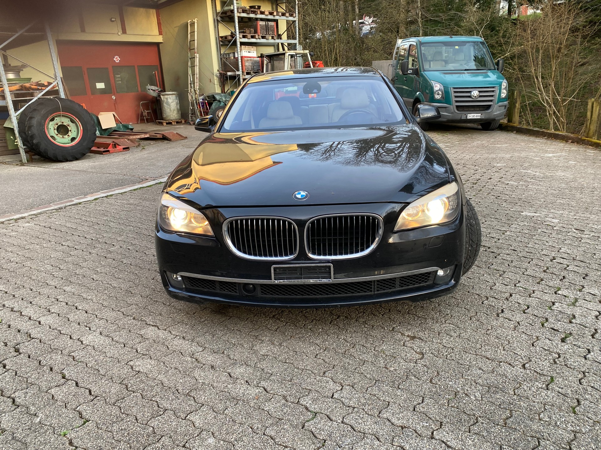 BMW 750i-image-0