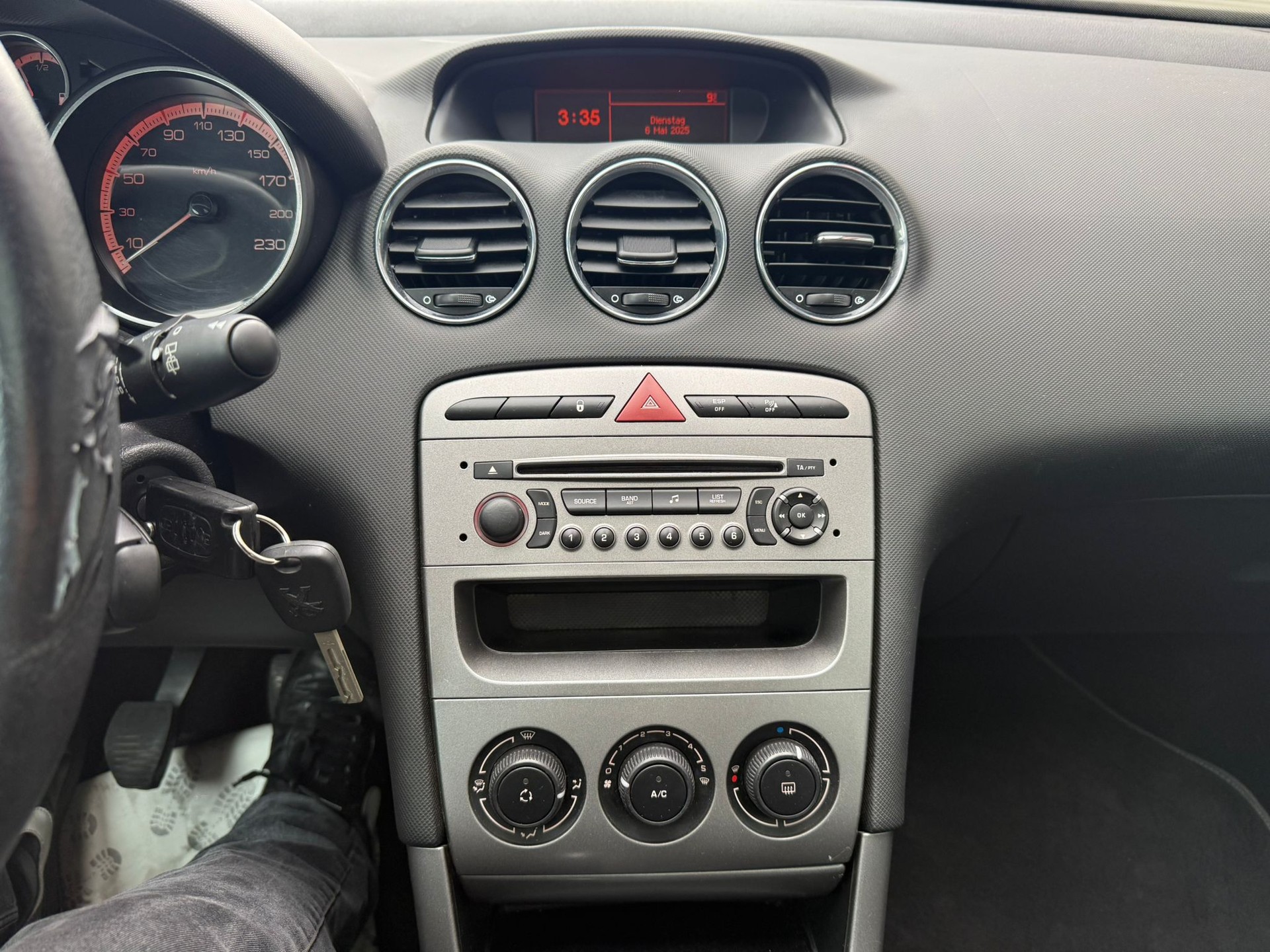 PEUGEOT 308 1.6 HDI Sport-image-8