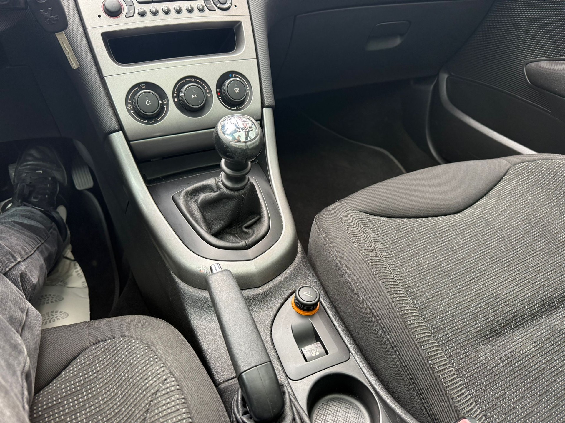 PEUGEOT 308 1.6 HDI Sport-image-9
