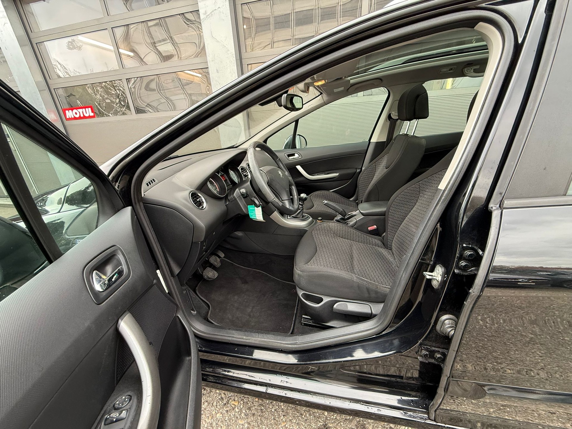 PEUGEOT 308 1.6 HDI Sport-image-10