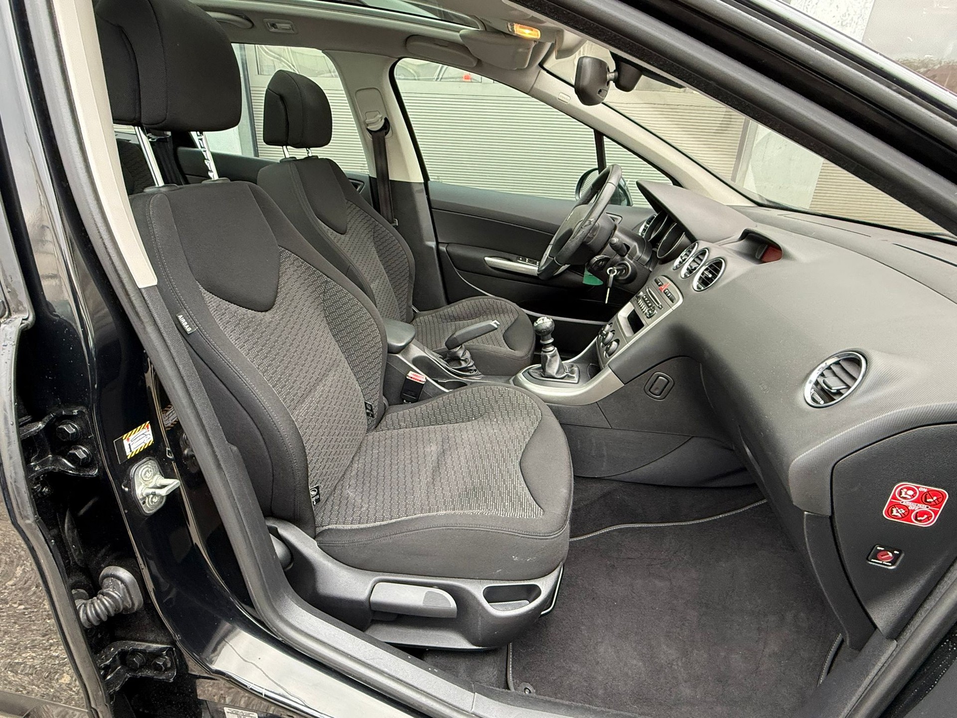 PEUGEOT 308 1.6 HDI Sport-image-11