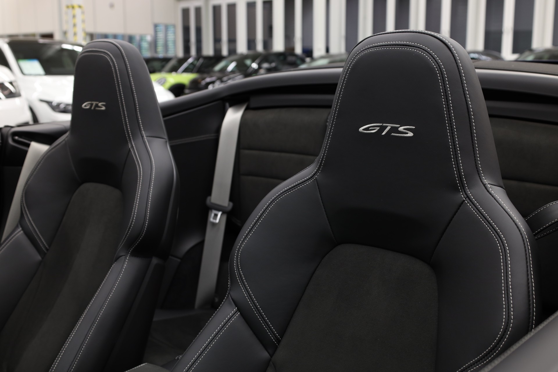 PORSCHE 911 Cabriolet 3.0 Carrera 4 GTS PDK-image-31