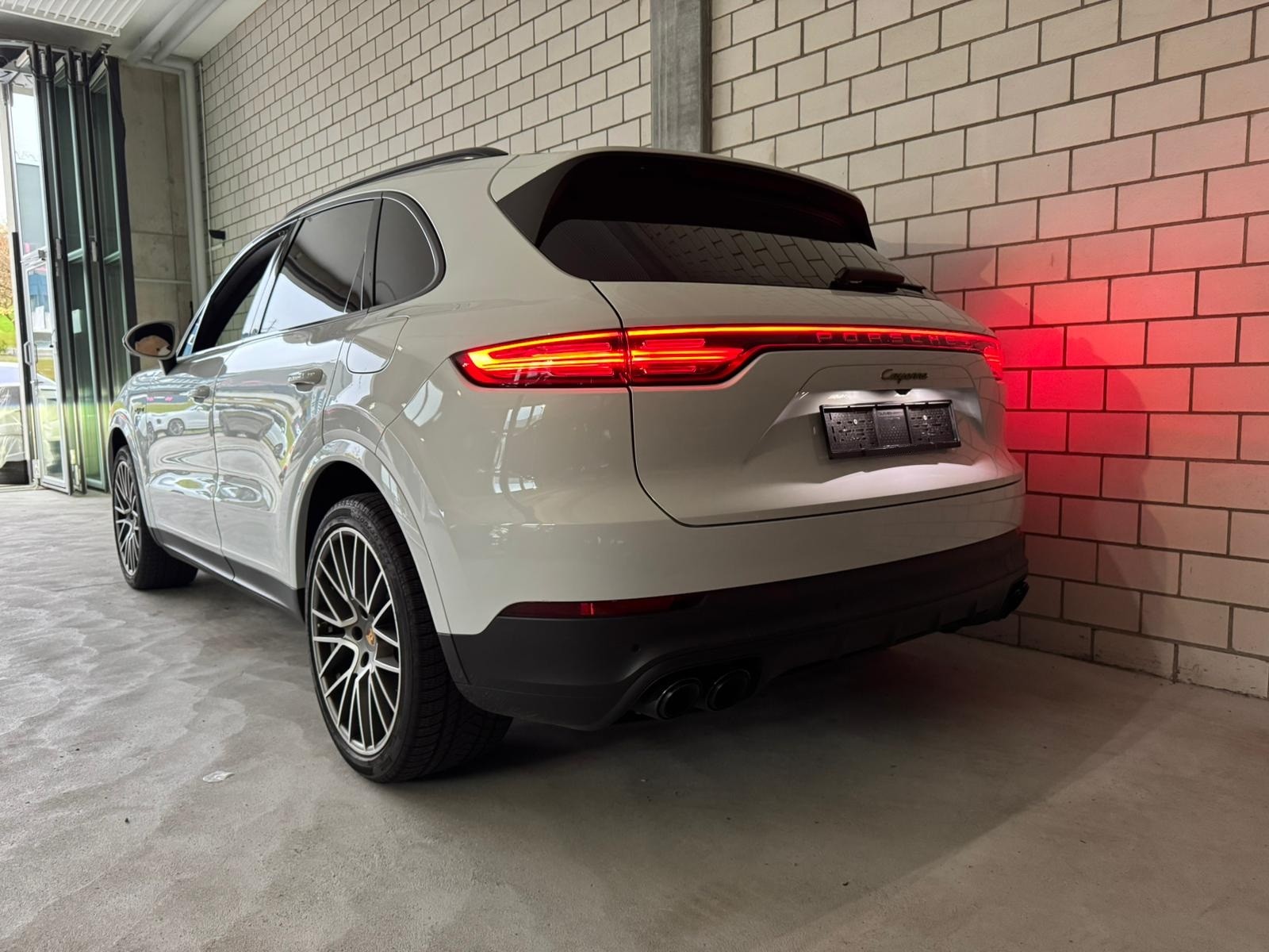 PORSCHE Cayenne E-Hybrid Platinum Edition Traumausstattung-image-2