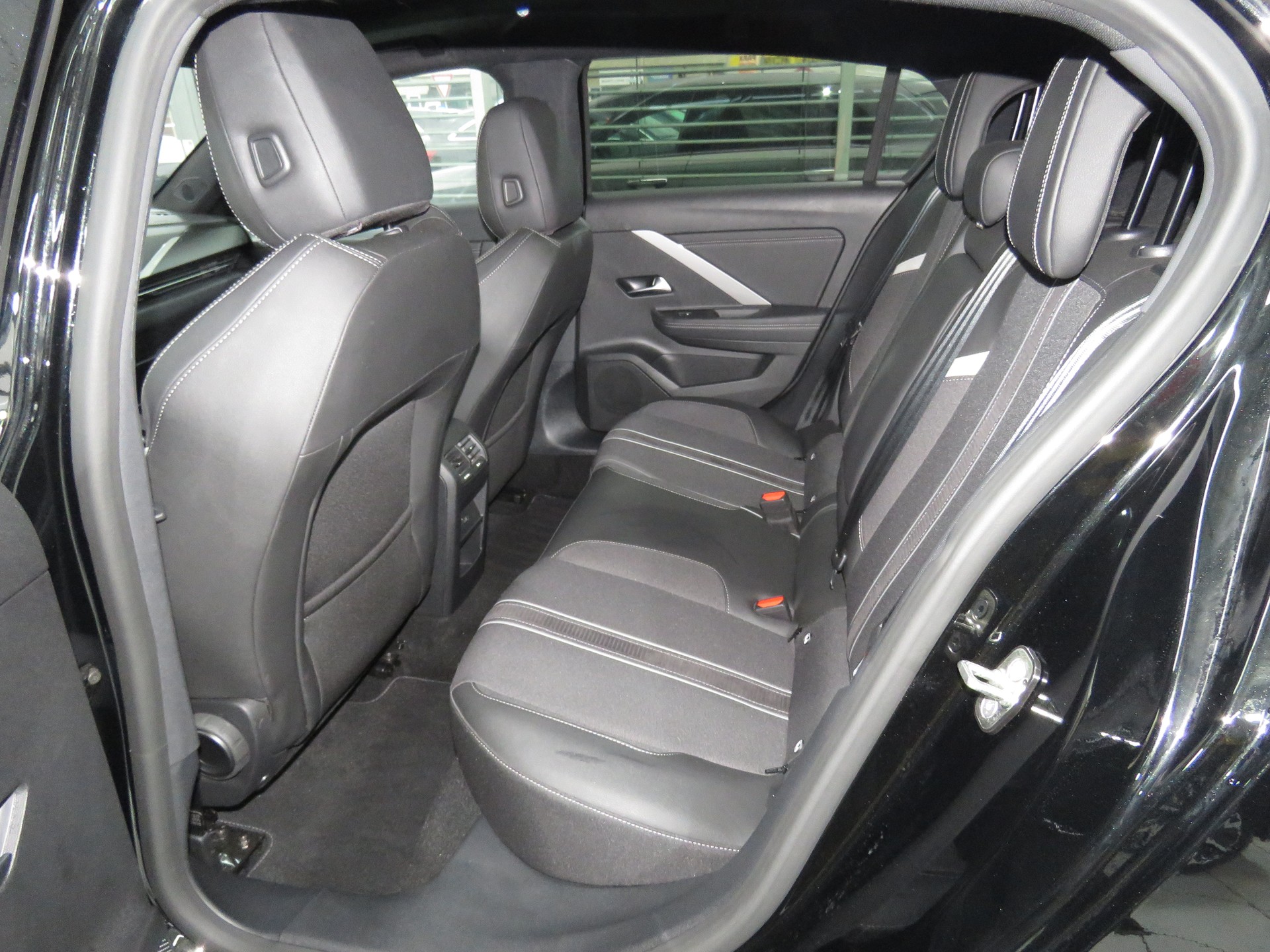 OPEL Astra 1.6 PHEV Turbo Swiss Plus Automat-image-8