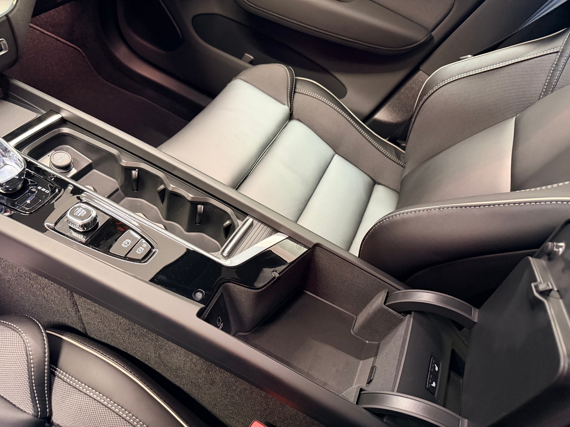 VOLVO XC60 T6 eAWD PluginHybrid Black Edition Geartronic-image-27