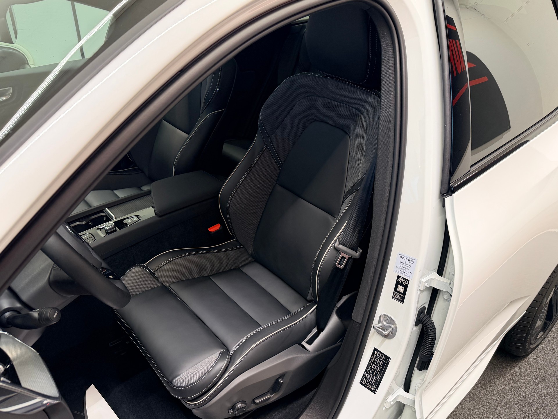 VOLVO XC60 T6 eAWD PluginHybrid Black Edition Geartronic-image-14