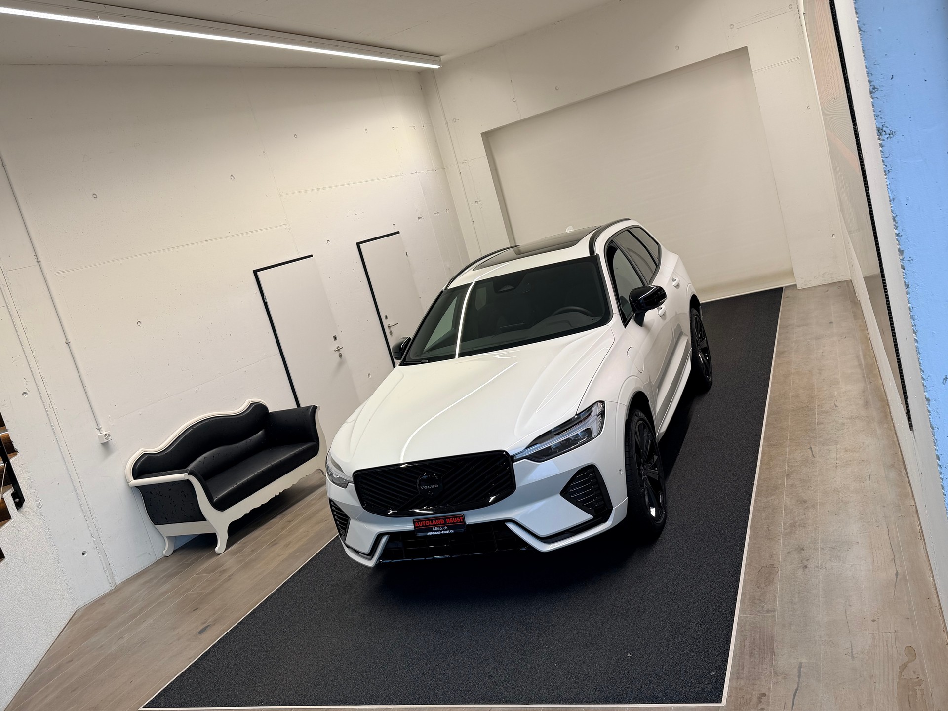 VOLVO XC60 T6 eAWD PluginHybrid Black Edition Geartronic-image-1