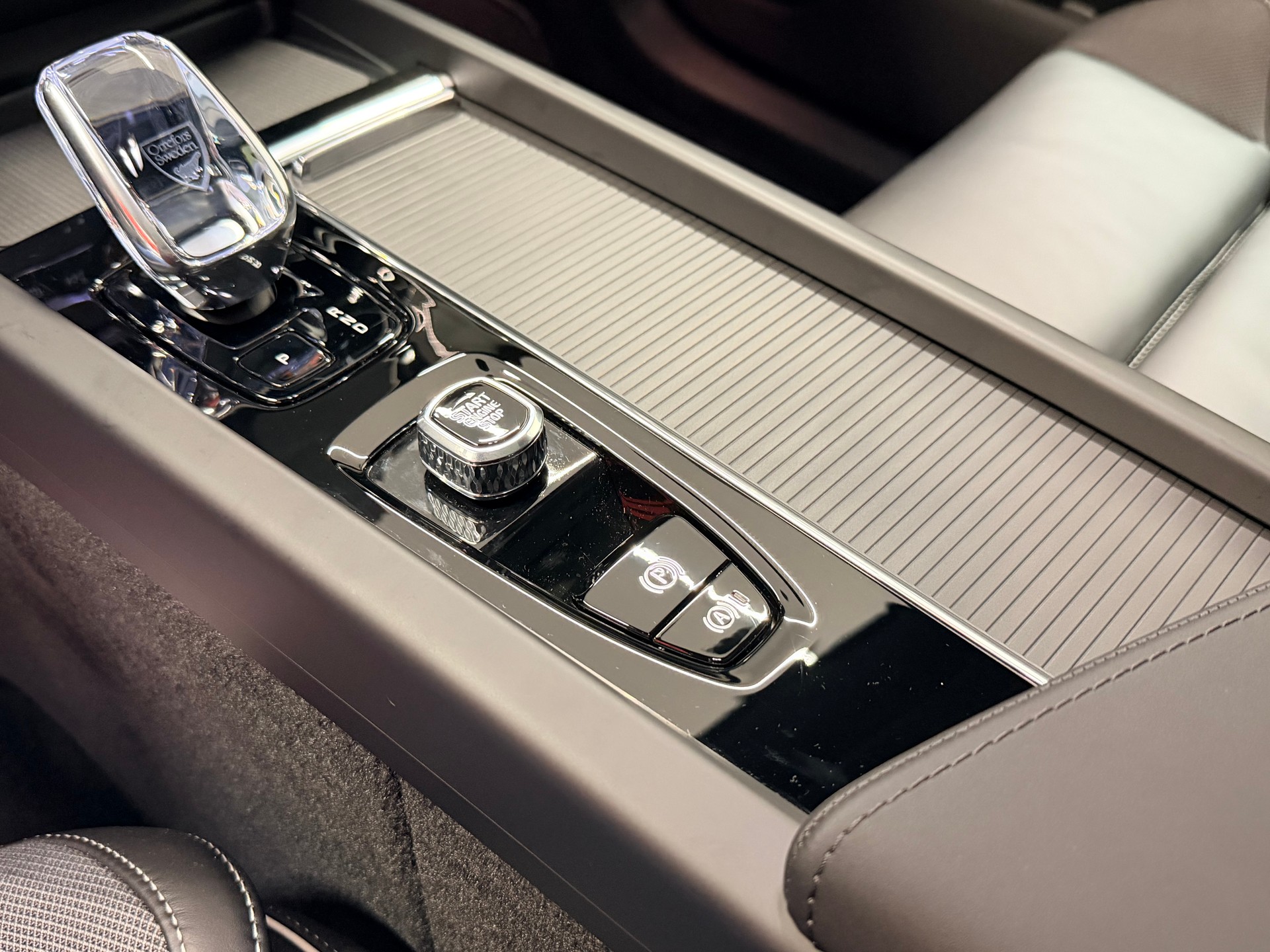 VOLVO XC60 T6 eAWD PluginHybrid Black Edition Geartronic-image-23